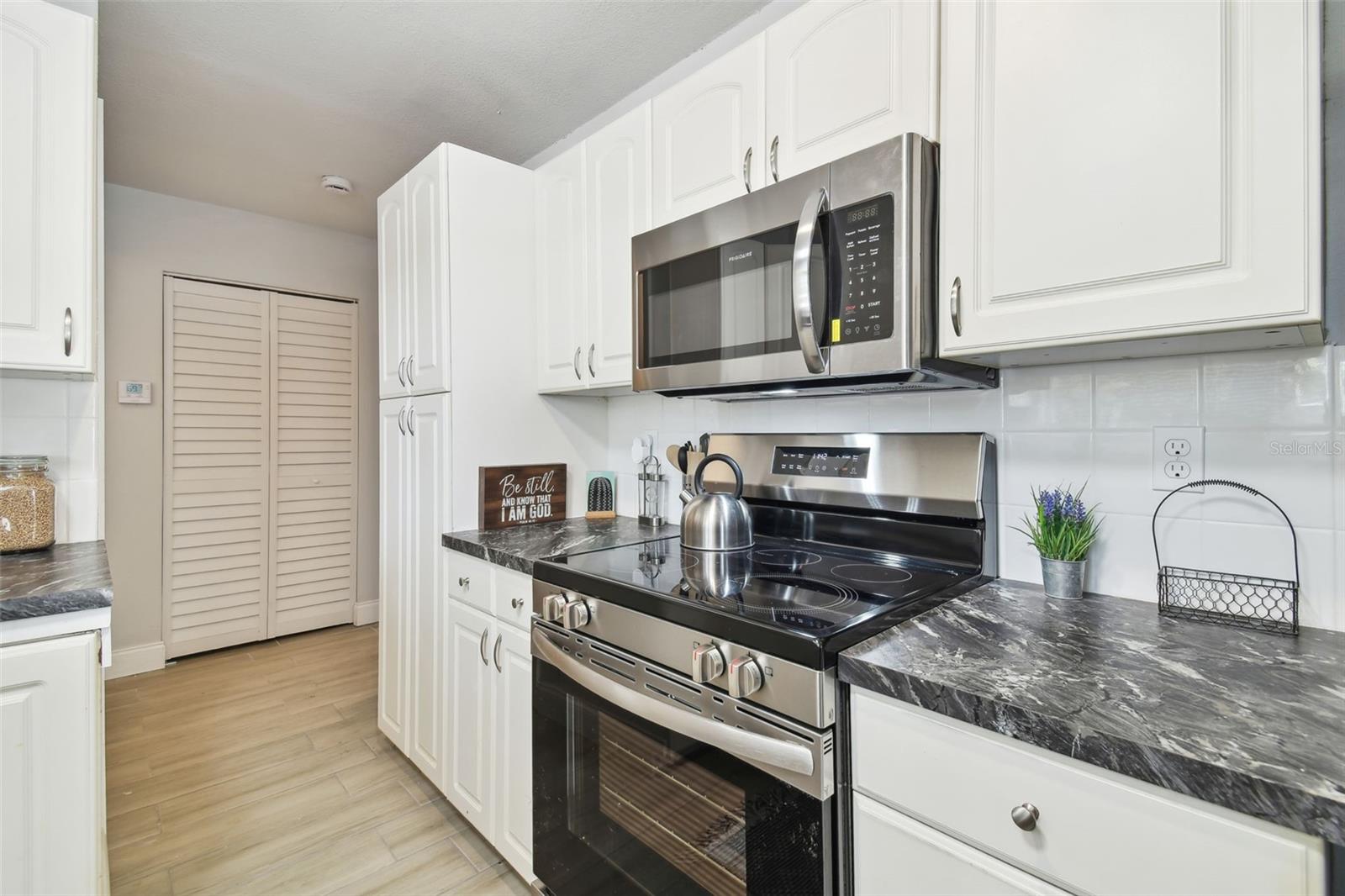 701 37TH AVENUE DR E, BRADENTON, FL, 34208