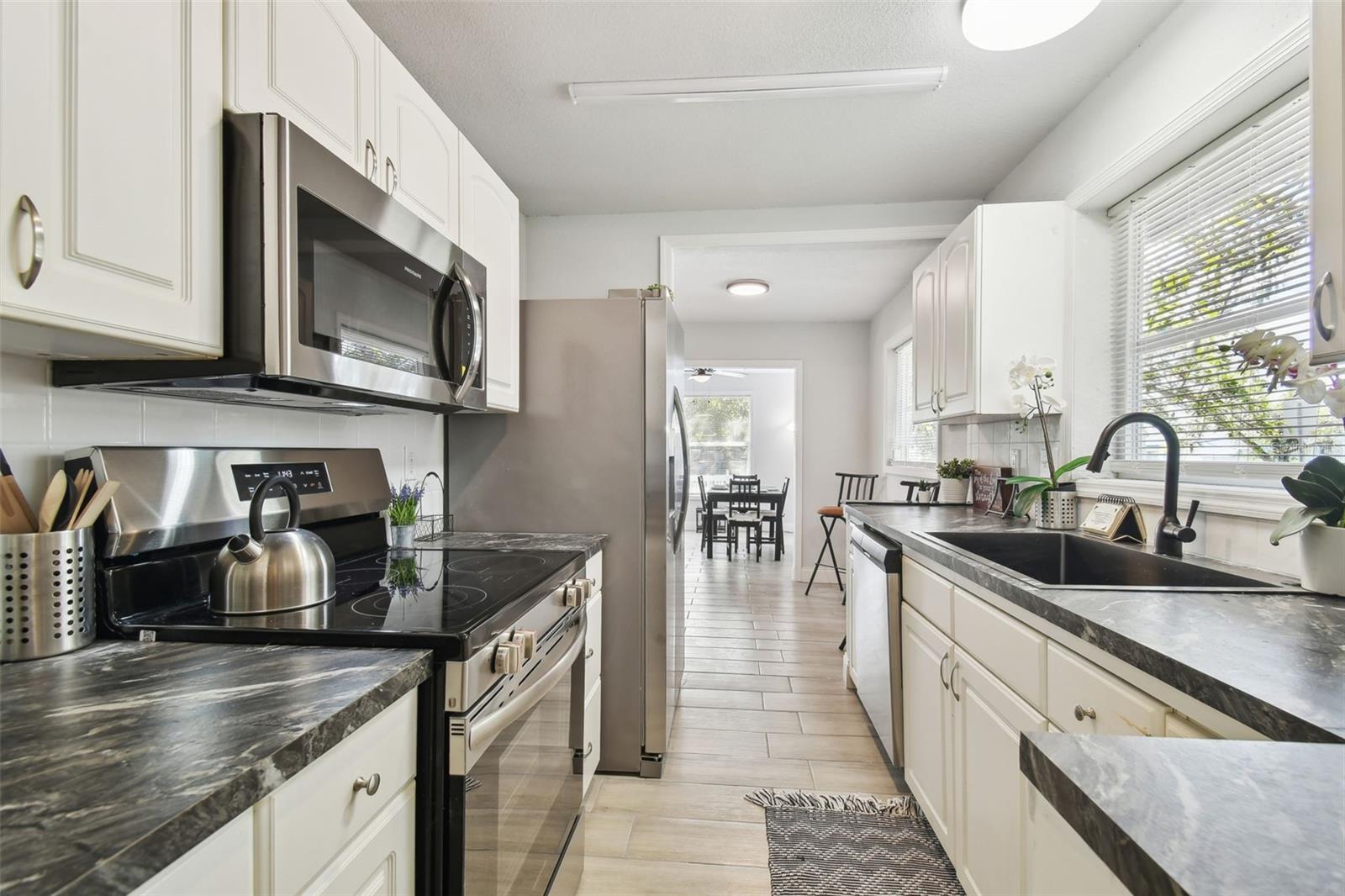 701 37TH AVENUE DR E, BRADENTON, FL, 34208