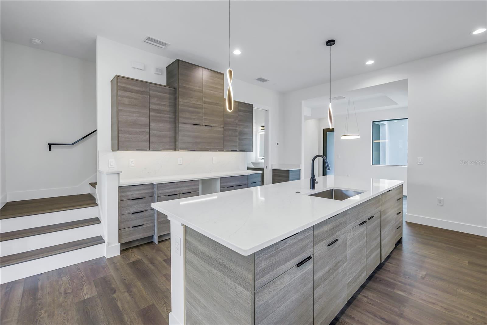 2810 N MASSACHUSETTS AVE, TAMPA, FL, 33602