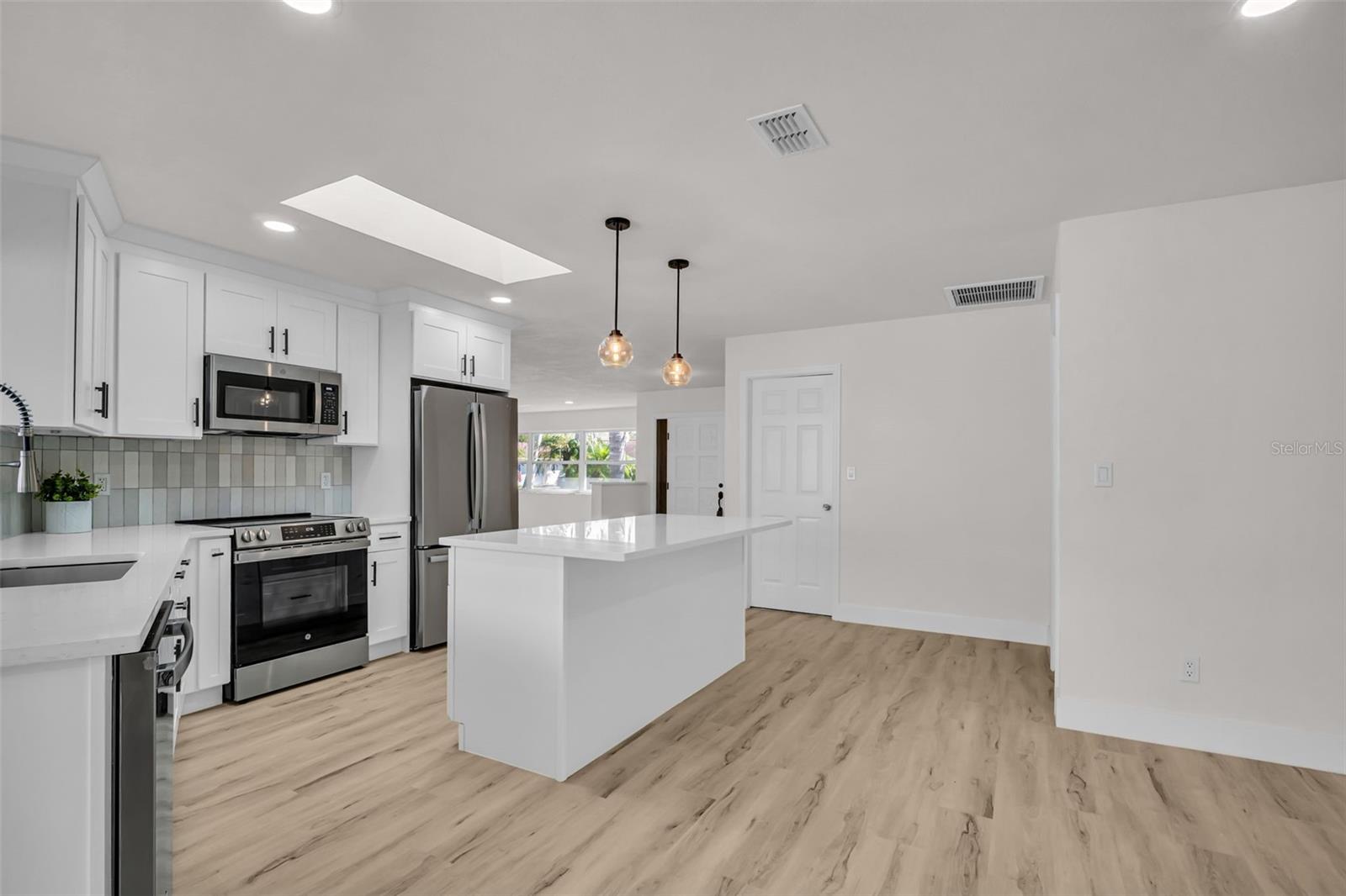 375 HOLLY HILL RD, OLDSMAR, FL, 34677