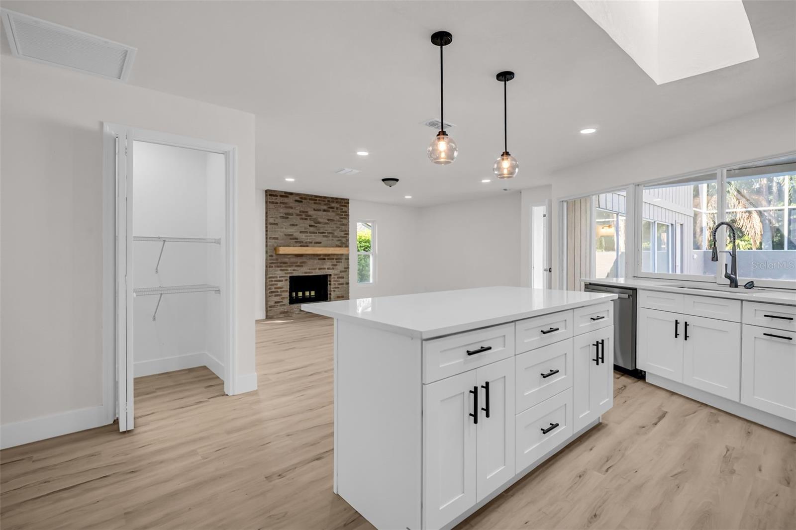 375 HOLLY HILL RD, OLDSMAR, FL, 34677
