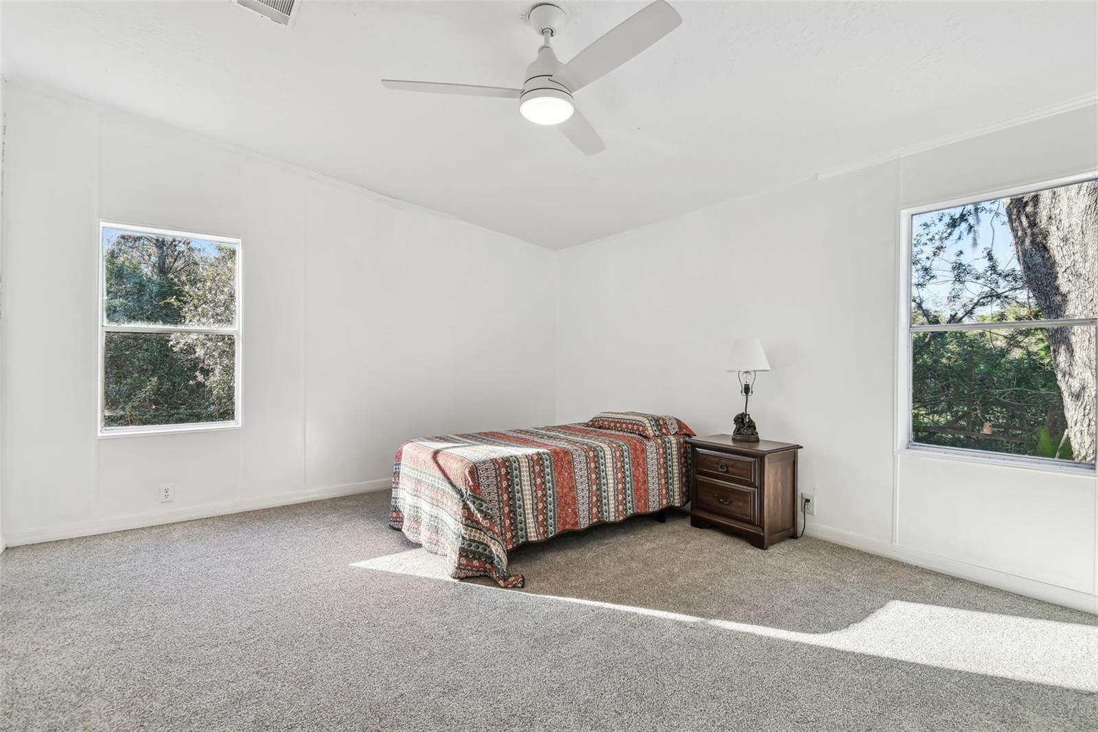 5530 EUREKA SPRINGS RD, TAMPA, FL, 33610