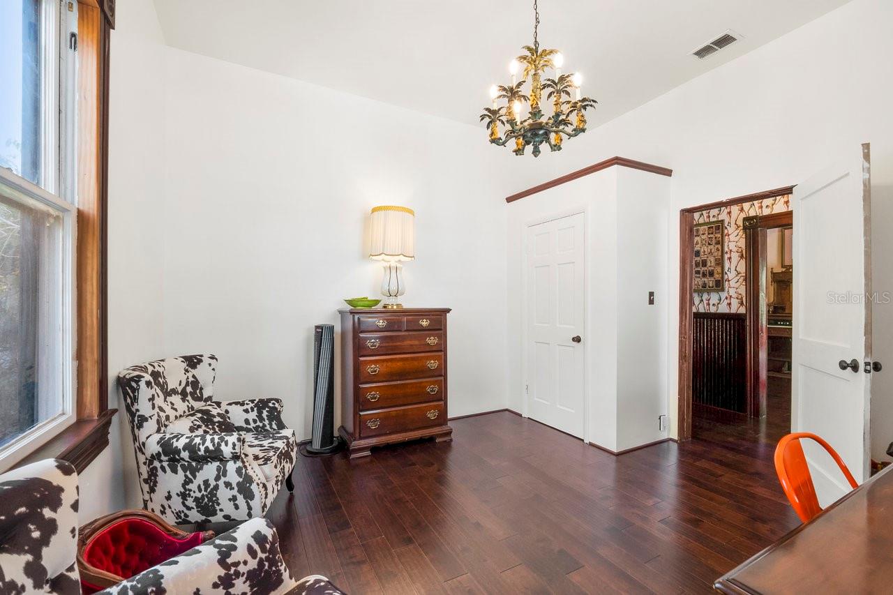 1207 E COLUMBUS DR, TAMPA, FL, 33605