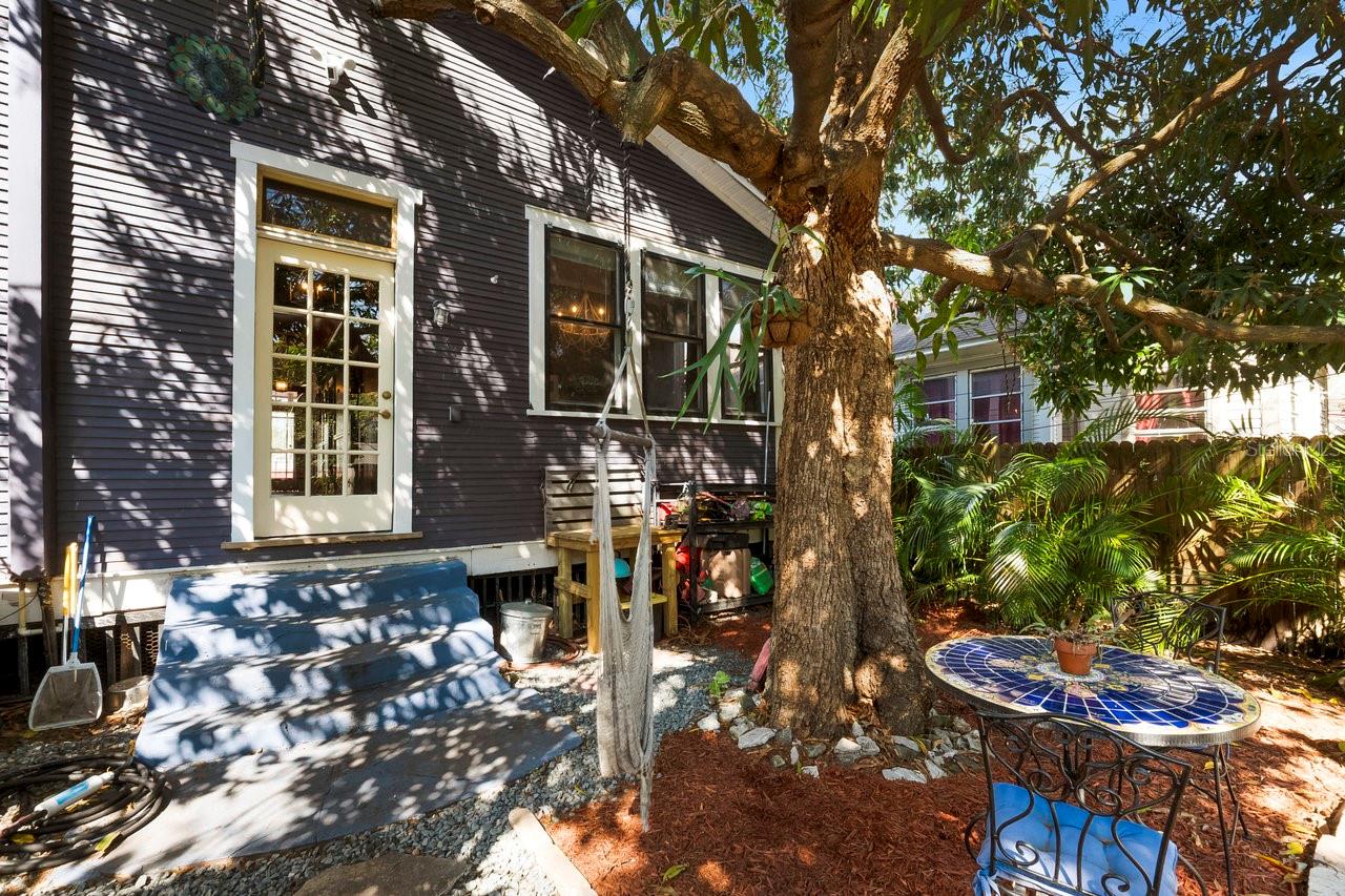 1207 E COLUMBUS DR, TAMPA, FL, 33605