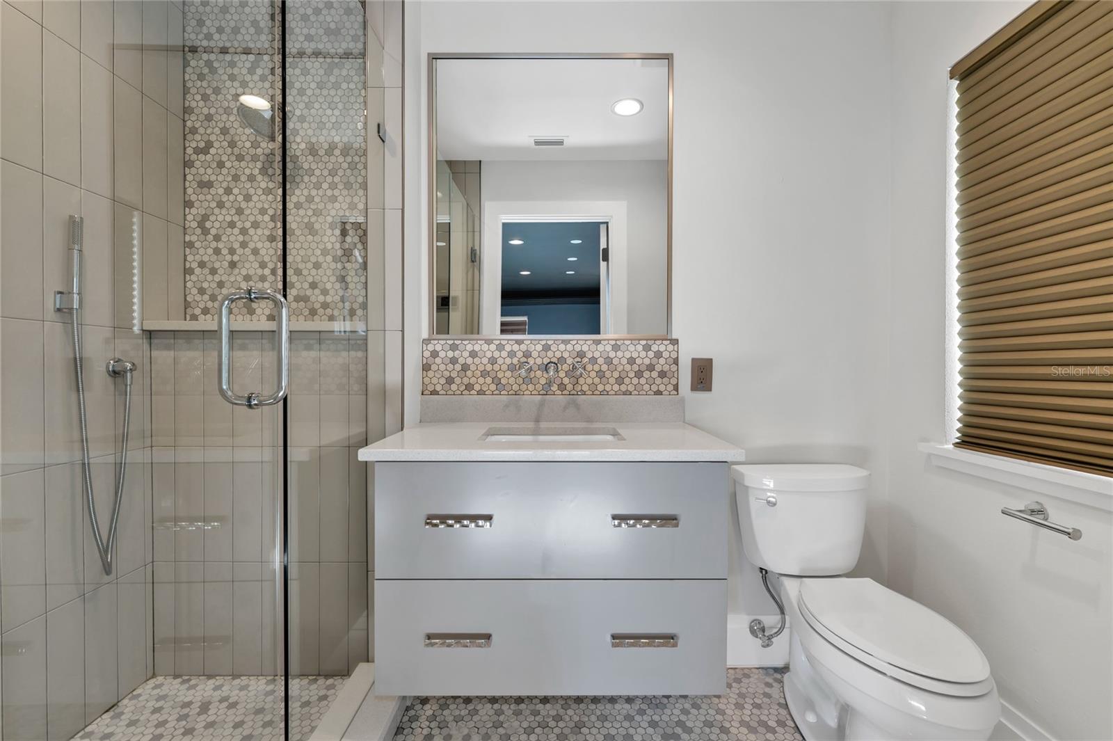 O6285301 Property Photo