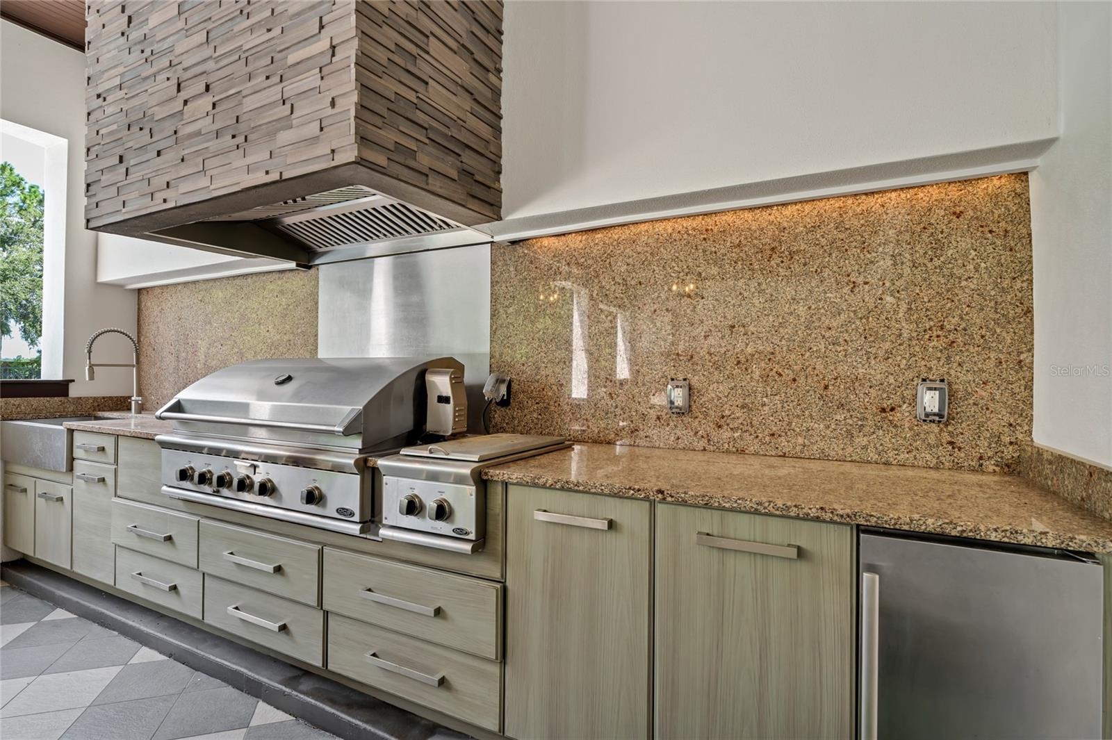 O6285301 Property Photo