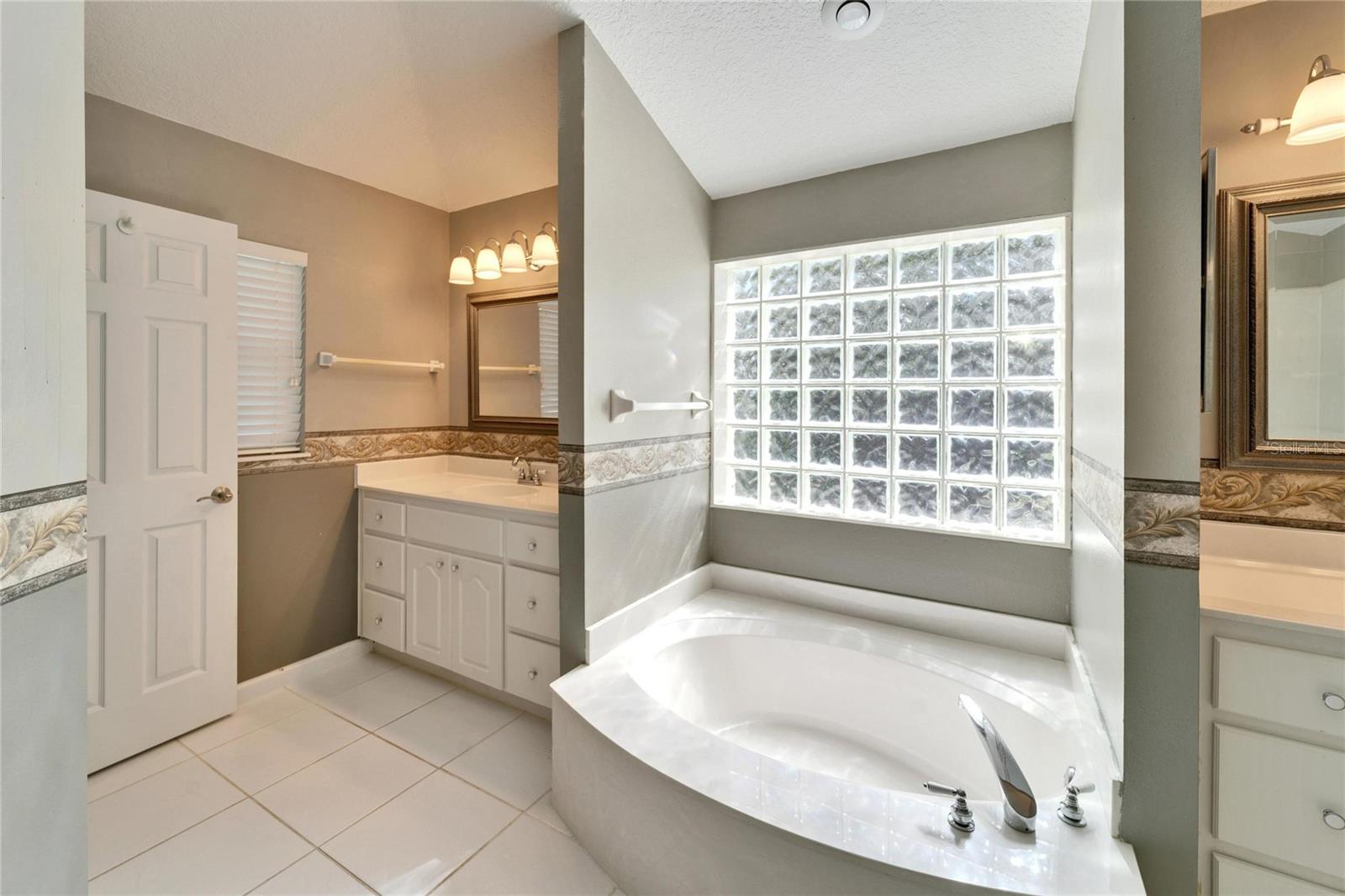 3904 EXECUTIVE CIR, PLANT CITY, FL, 33566