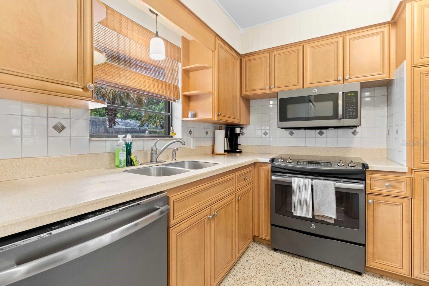 1011 68TH AVE W, BRADENTON, FL, 34207