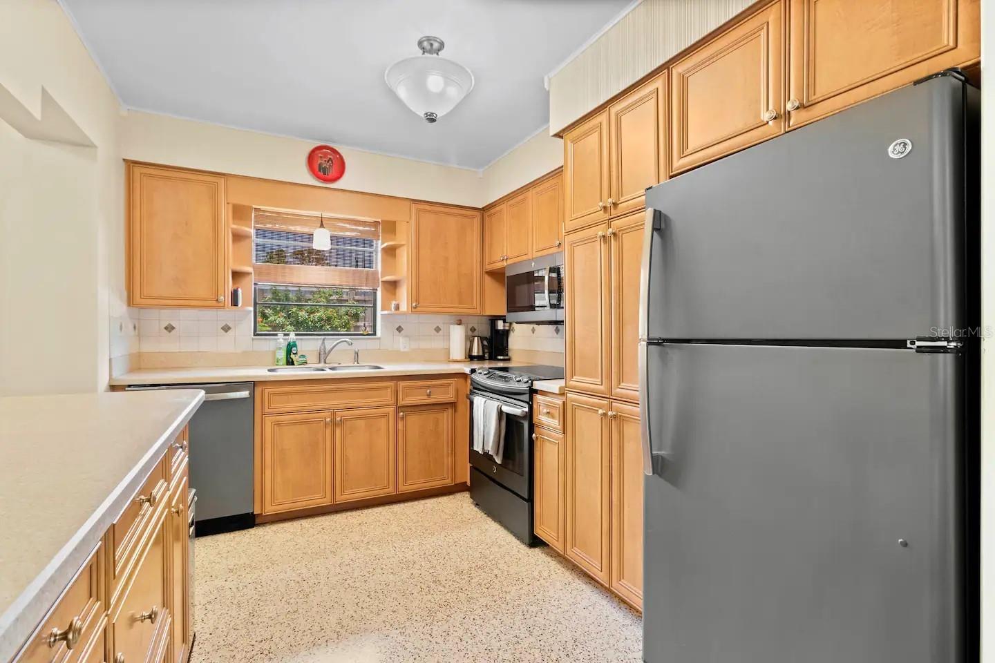 1011 68TH AVE W, BRADENTON, FL, 34207