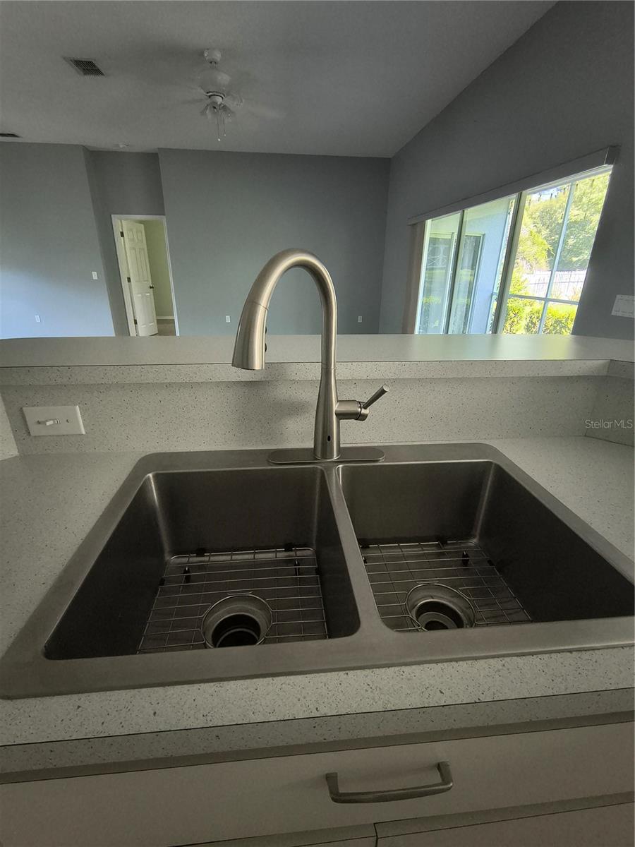 Touchless faucet