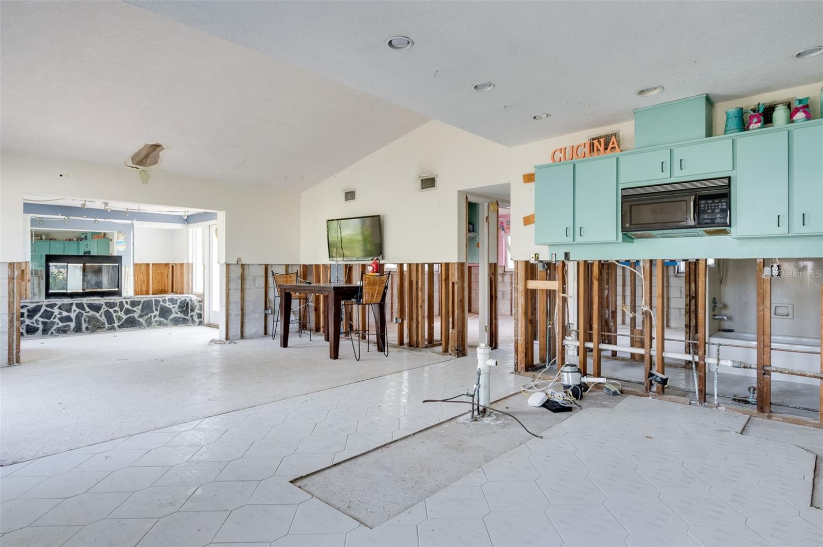 300 WESTWINDS DR, PALM HARBOR, FL, 34683