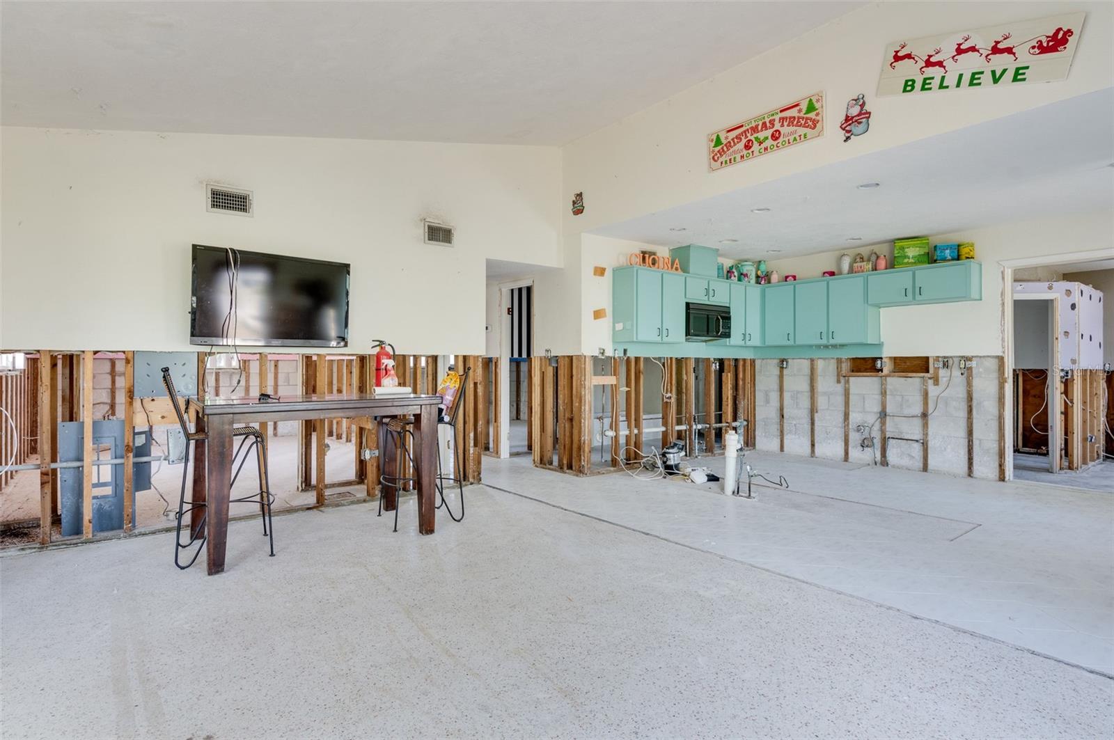 300 WESTWINDS DR, PALM HARBOR, FL, 34683