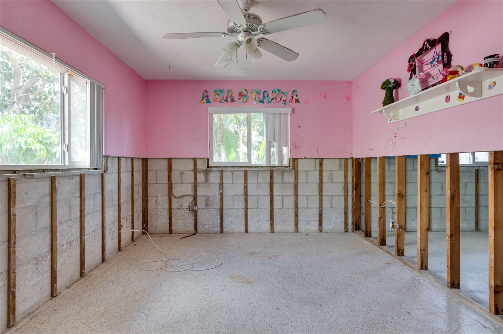 300 WESTWINDS DR, PALM HARBOR, FL, 34683