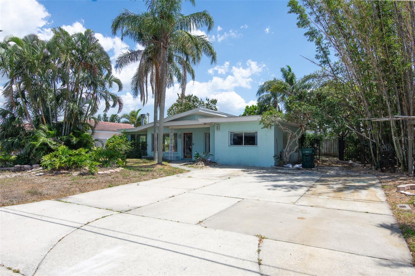 300 WESTWINDS DR, PALM HARBOR, FL, 34683