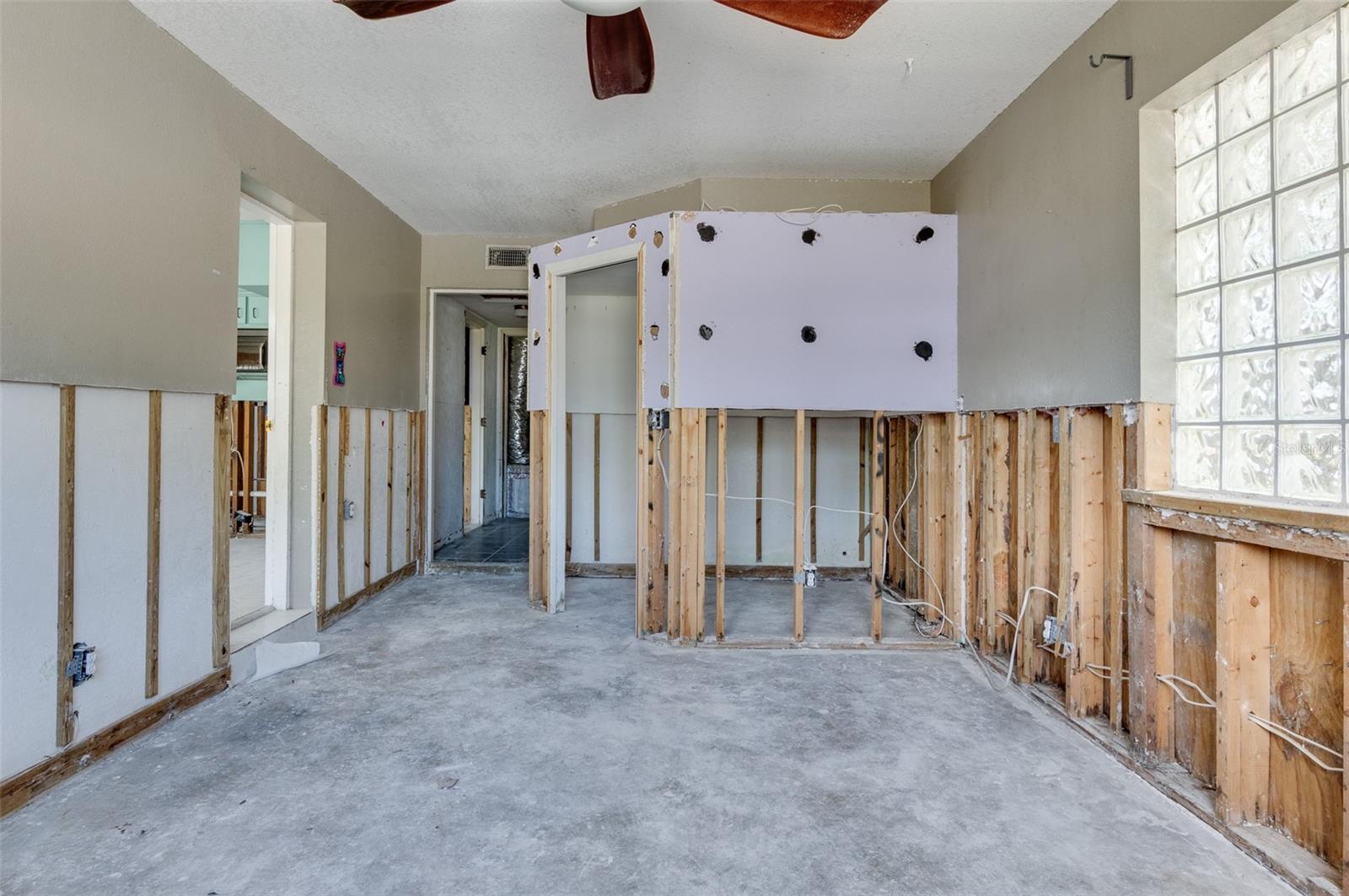 300 WESTWINDS DR, PALM HARBOR, FL, 34683