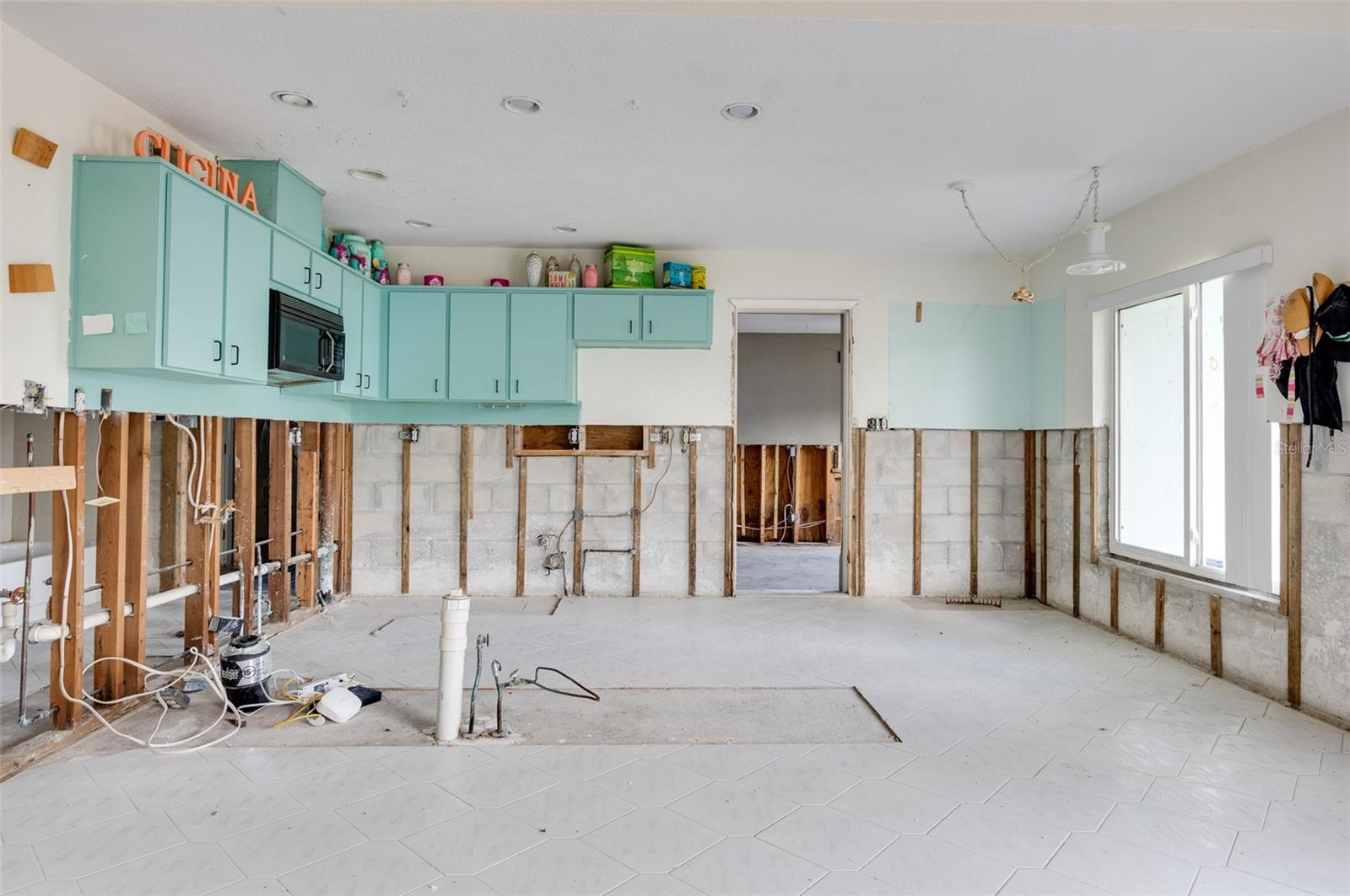 300 WESTWINDS DR, PALM HARBOR, FL, 34683