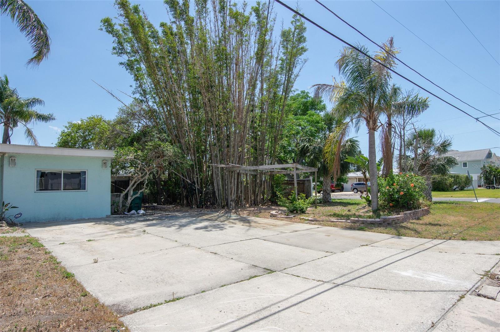 300 WESTWINDS DR, PALM HARBOR, FL, 34683