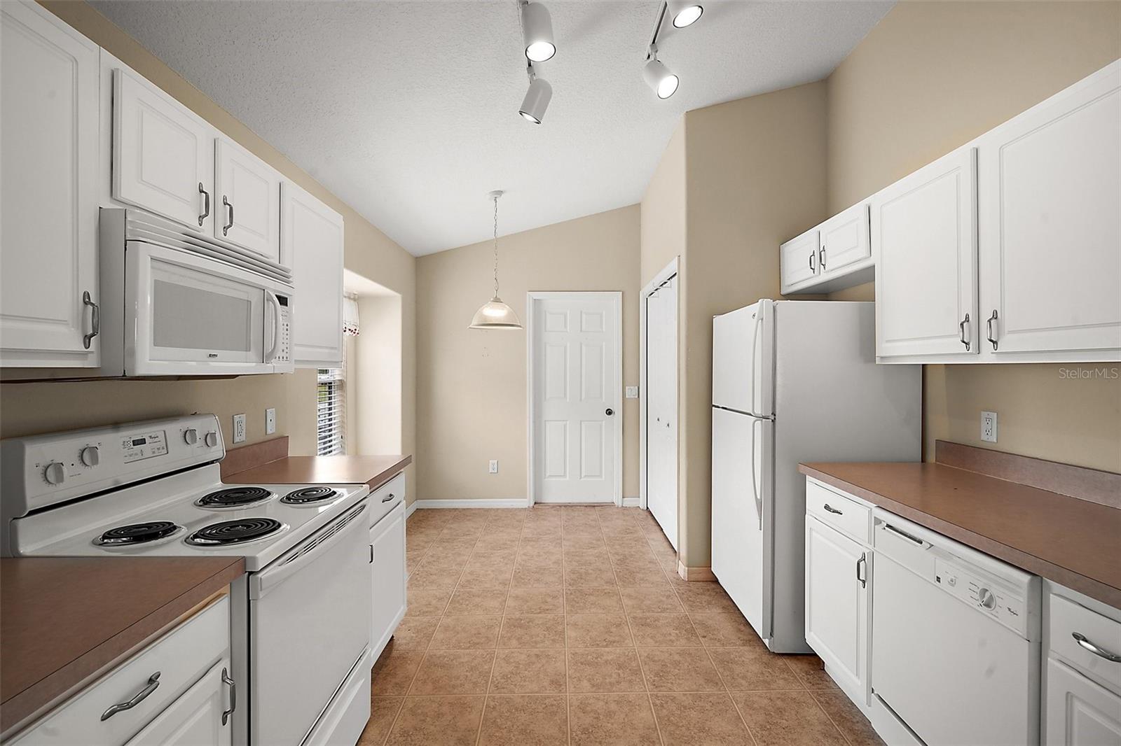 3866 BAYSHORE CIR, TAVARES, FL, 32778