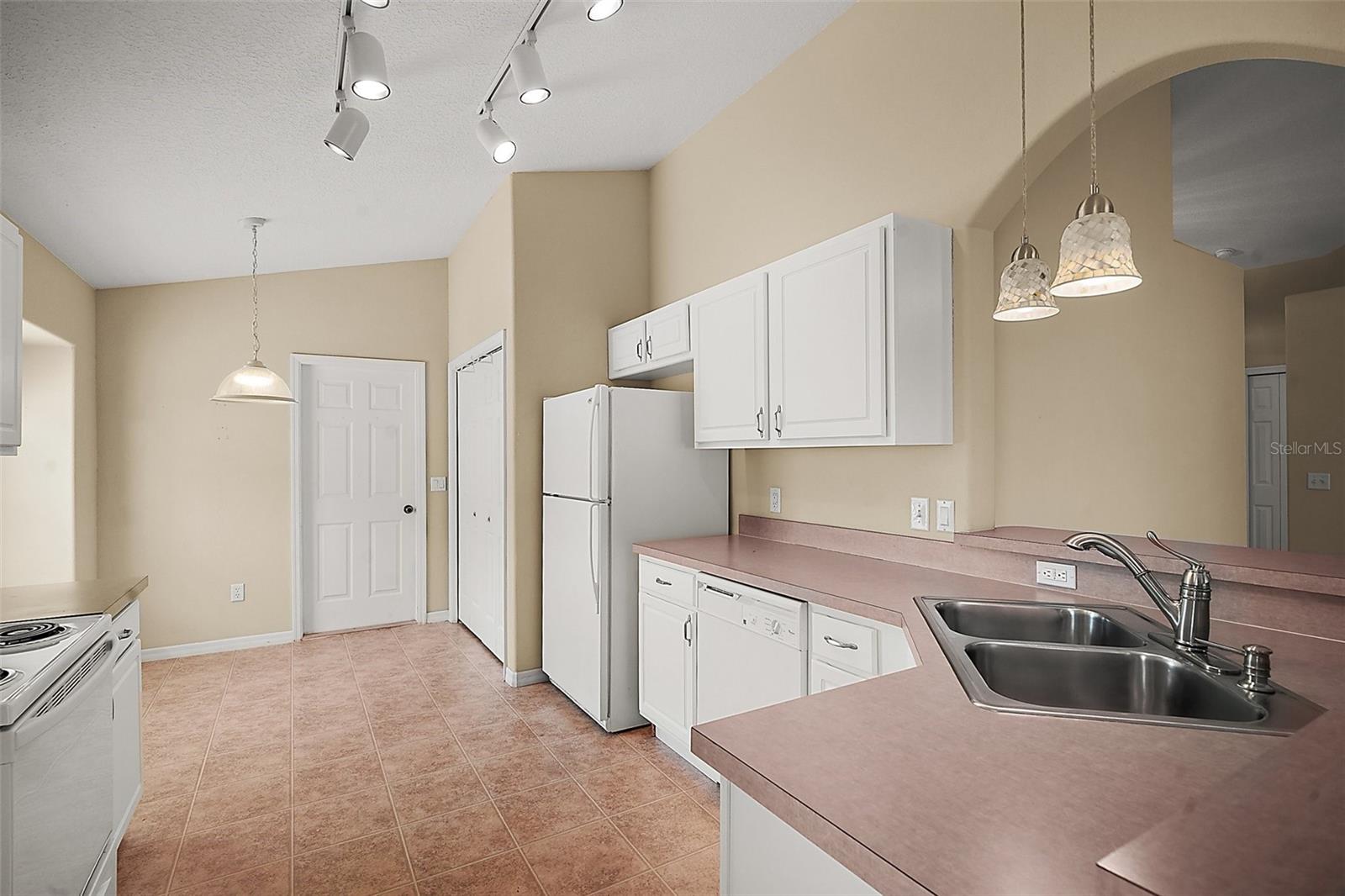 3866 BAYSHORE CIR, TAVARES, FL, 32778