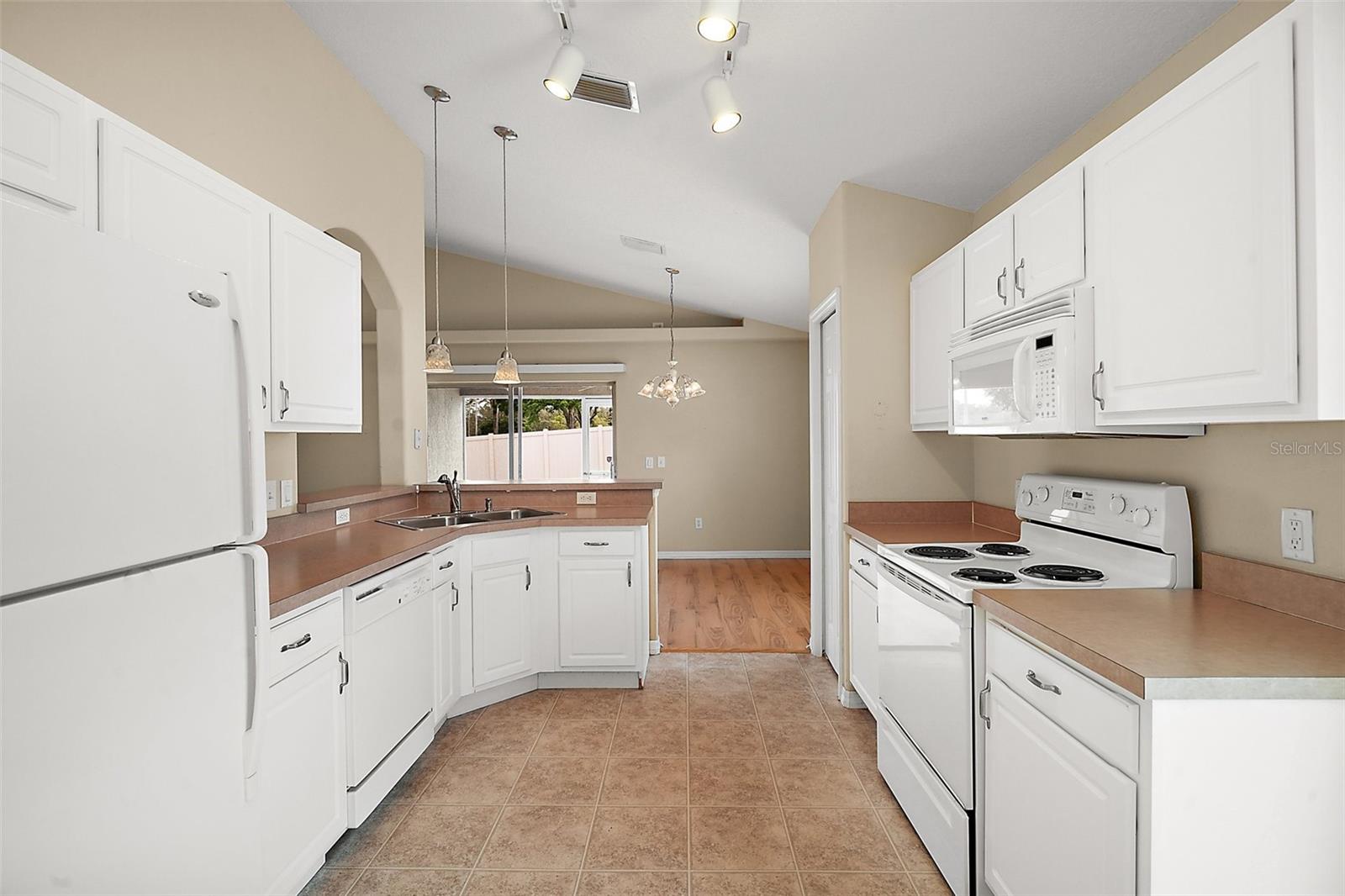 3866 BAYSHORE CIR, TAVARES, FL, 32778