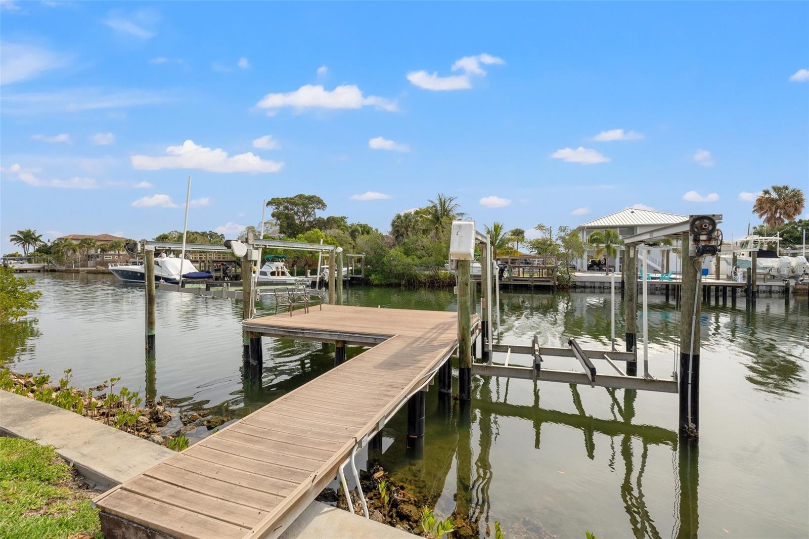 1936 ARROWHEAD DR NE, ST PETERSBURG, FL, 33703
