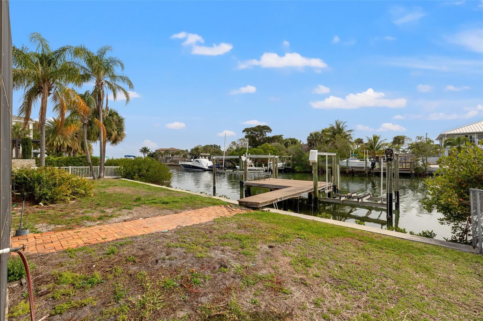 1936 ARROWHEAD DR NE, ST PETERSBURG, FL, 33703
