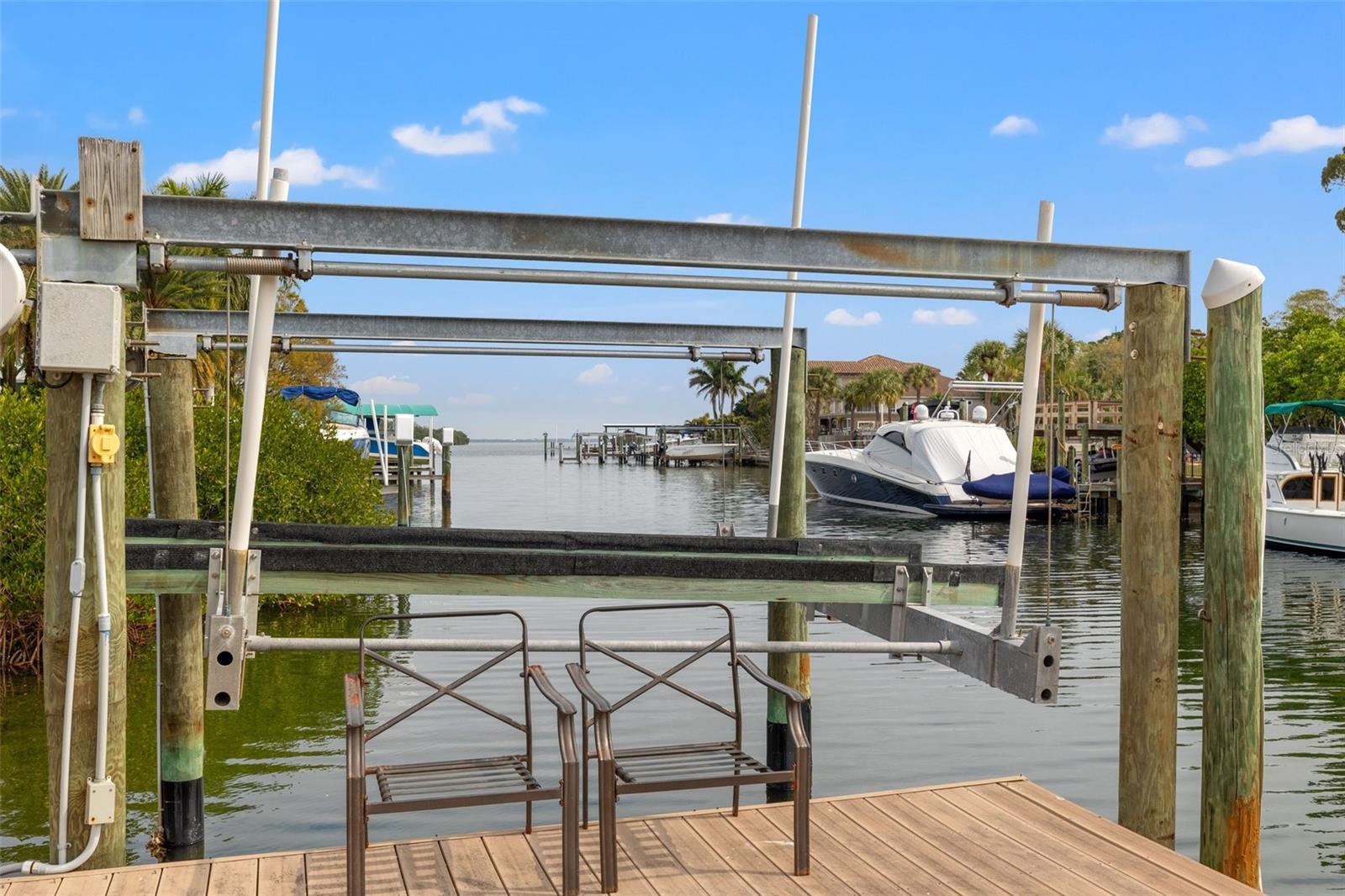 1936 ARROWHEAD DR NE, ST PETERSBURG, FL, 33703