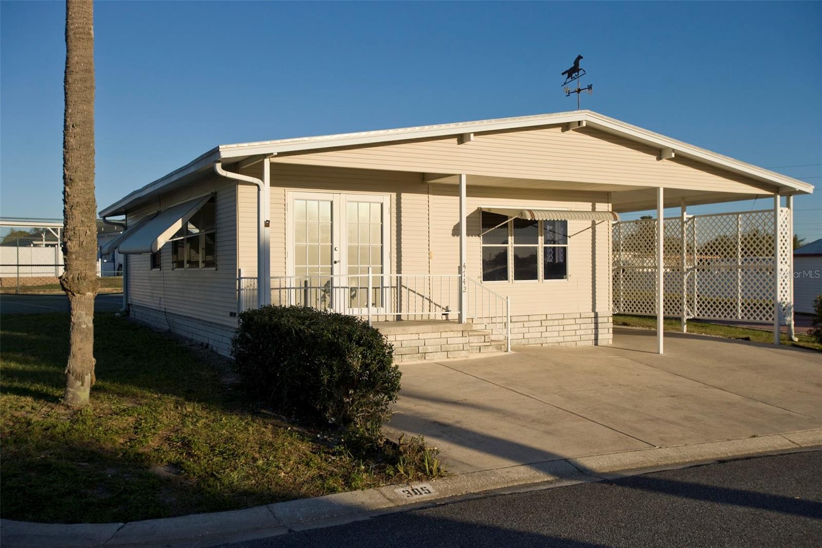 TB8359578 Property Photo