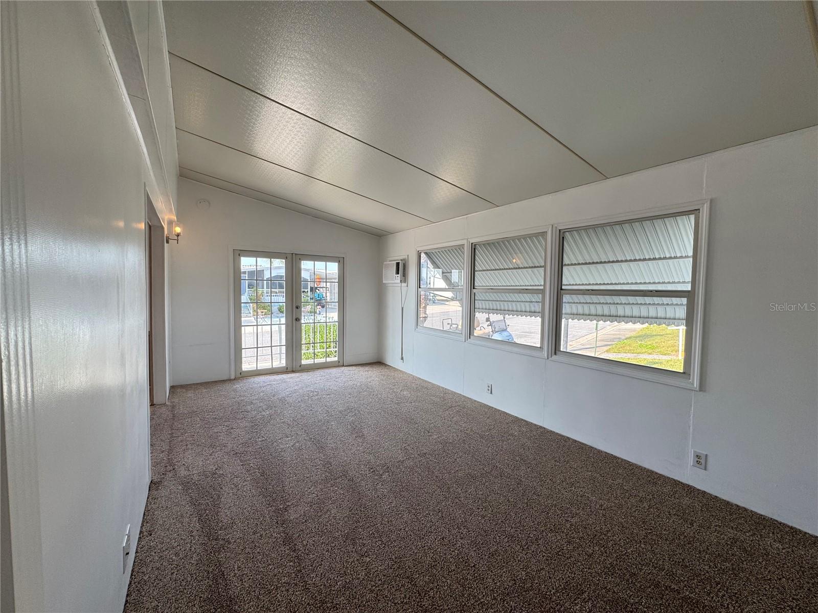 TB8359578 Property Photo