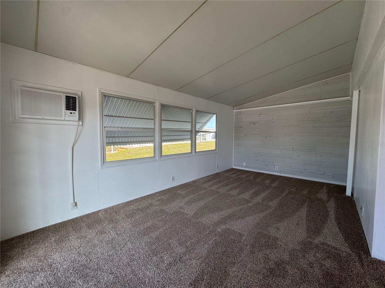 TB8359578 Property Photo