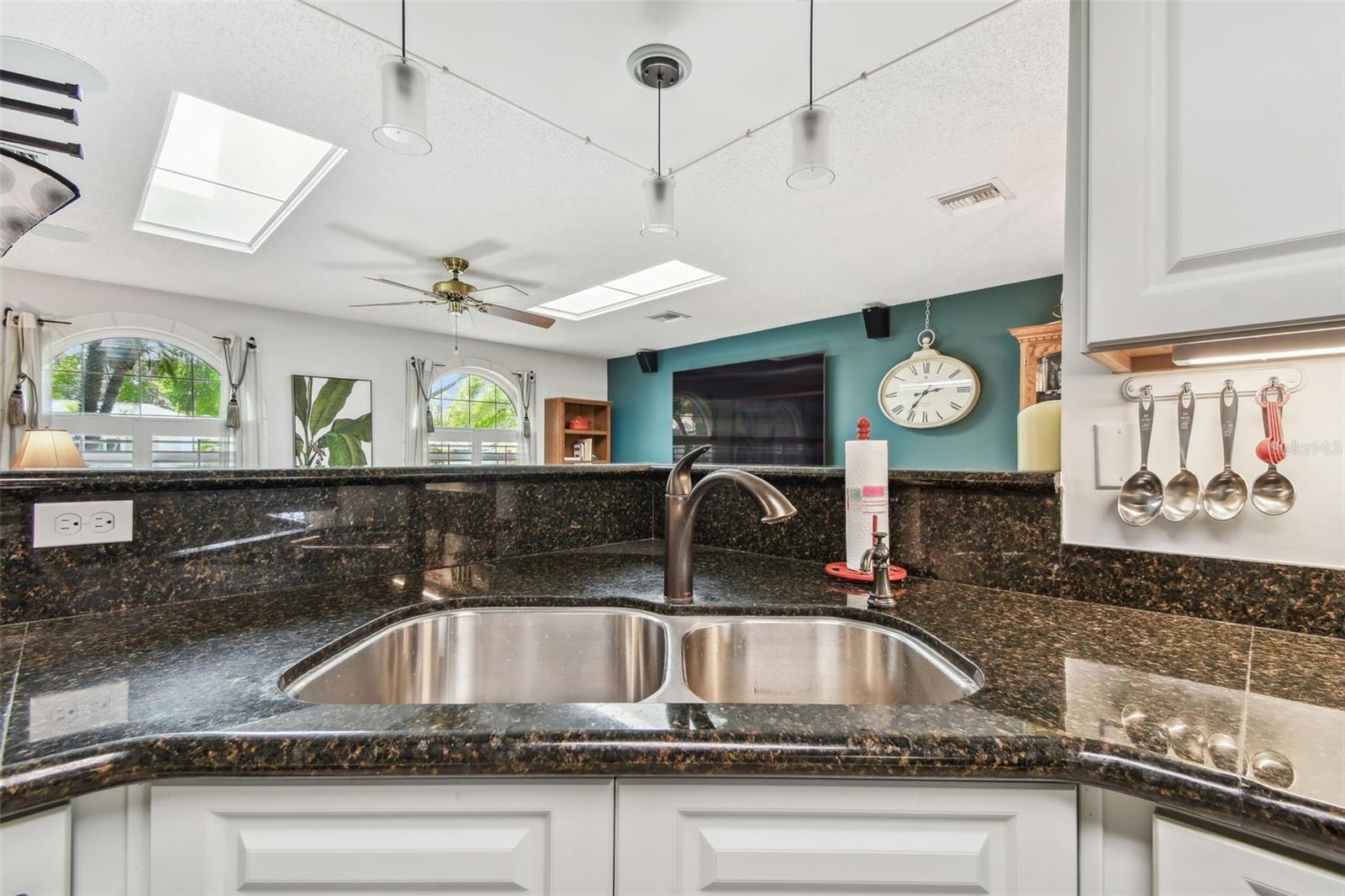 1585 VIRGINIA AVE, PALM HARBOR, FL, 34683