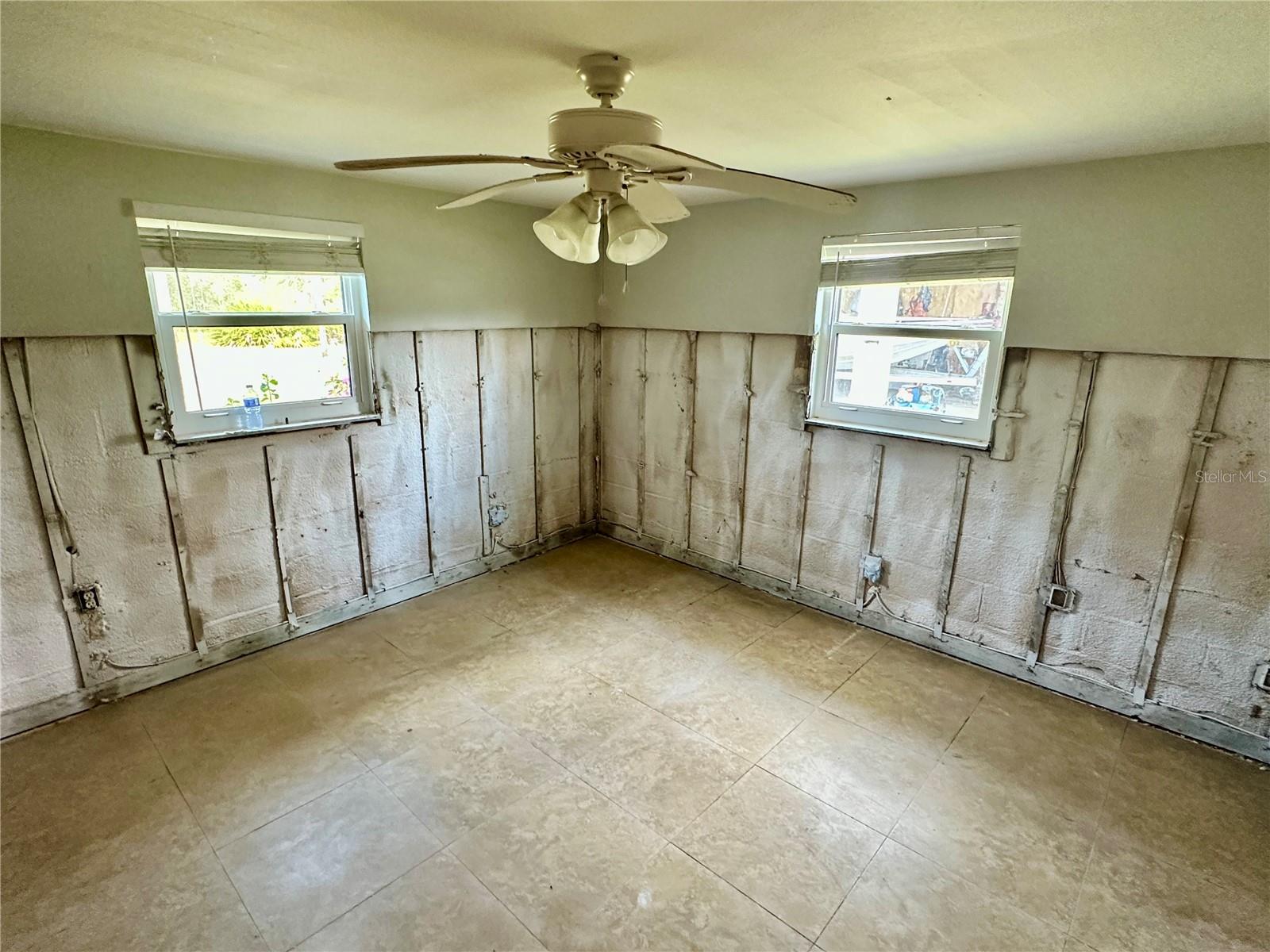 TB8360004 Property Photo