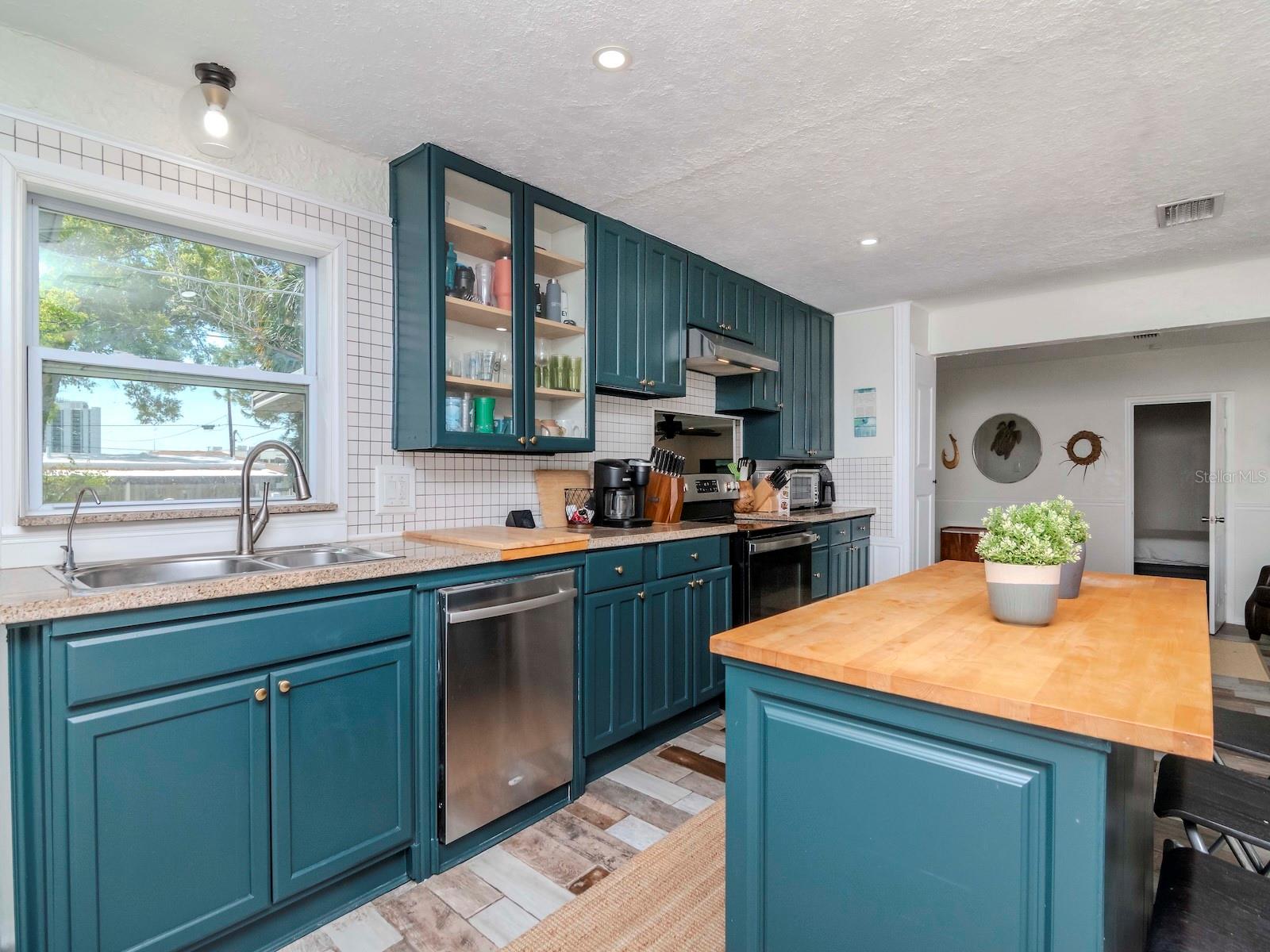 1528 W RIVER SHORE WAY, TAMPA, FL, 33603
