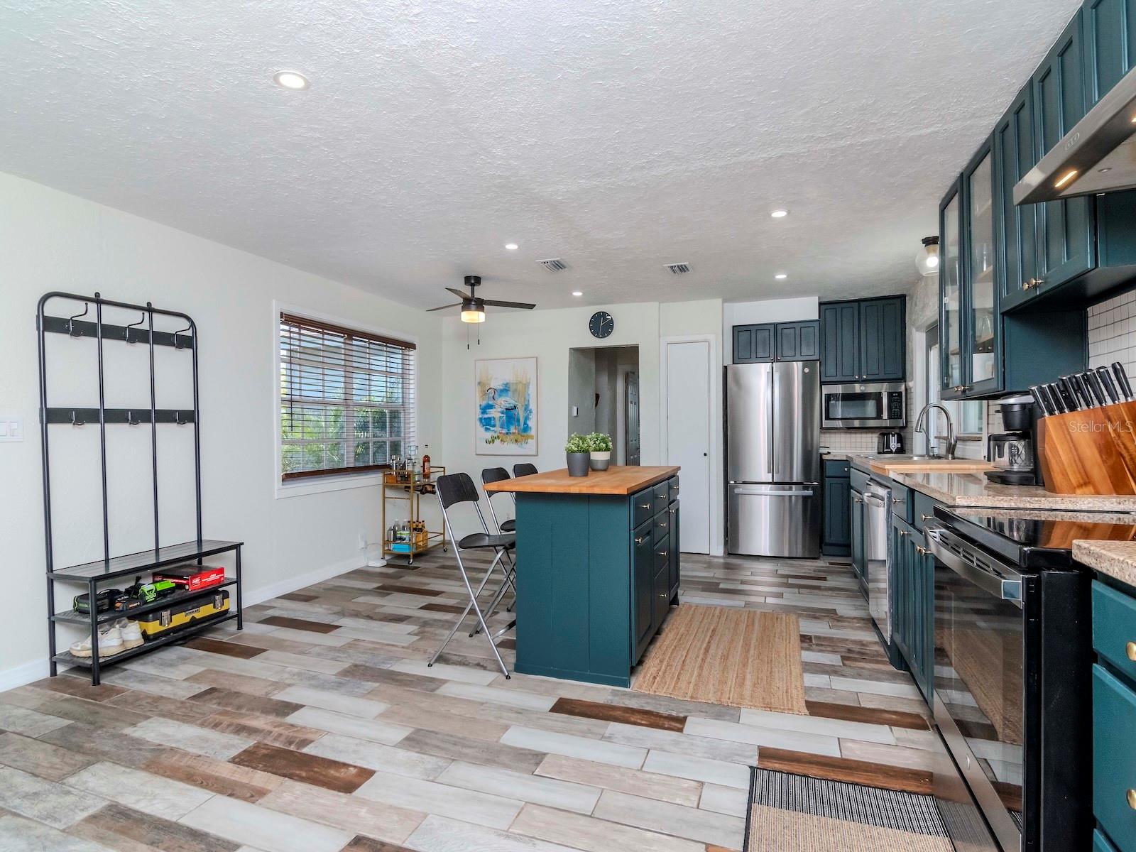 1528 W RIVER SHORE WAY, TAMPA, FL, 33603