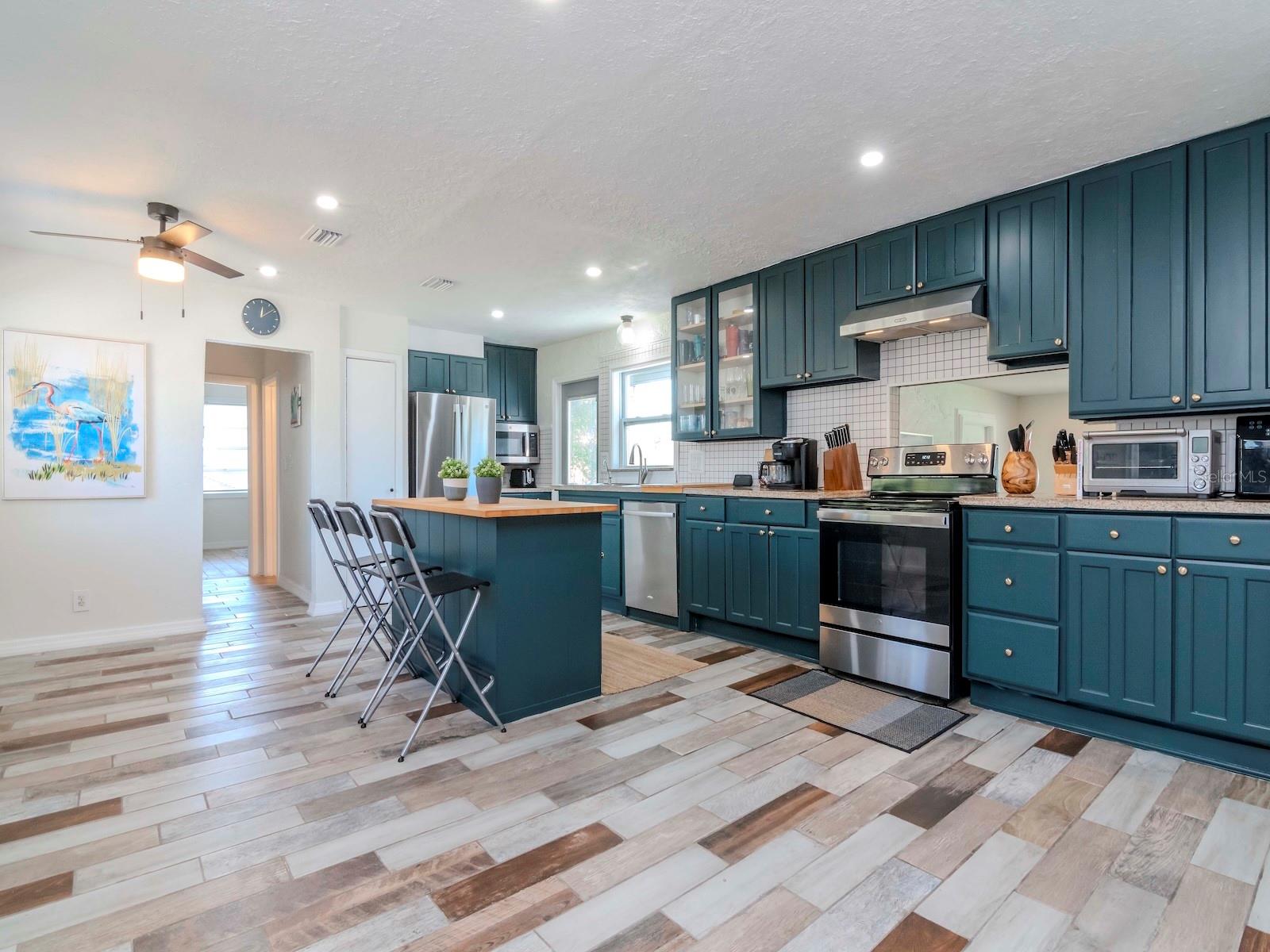 1528 W RIVER SHORE WAY, TAMPA, FL, 33603