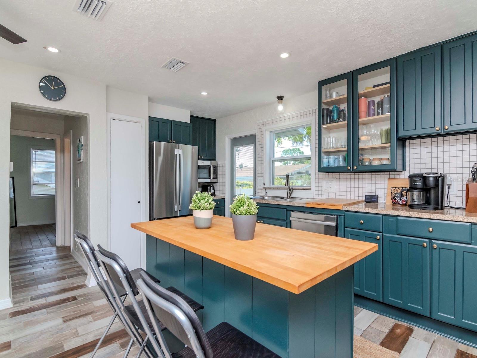 1528 W RIVER SHORE WAY, TAMPA, FL, 33603