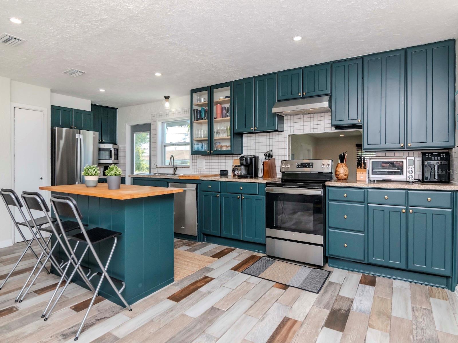 1528 W RIVER SHORE WAY, TAMPA, FL, 33603