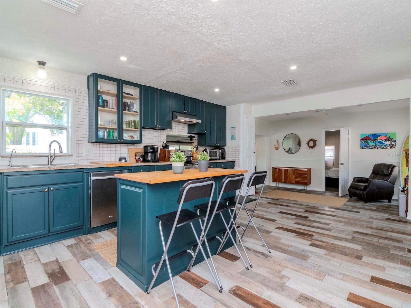 1528 W RIVER SHORE WAY, TAMPA, FL, 33603