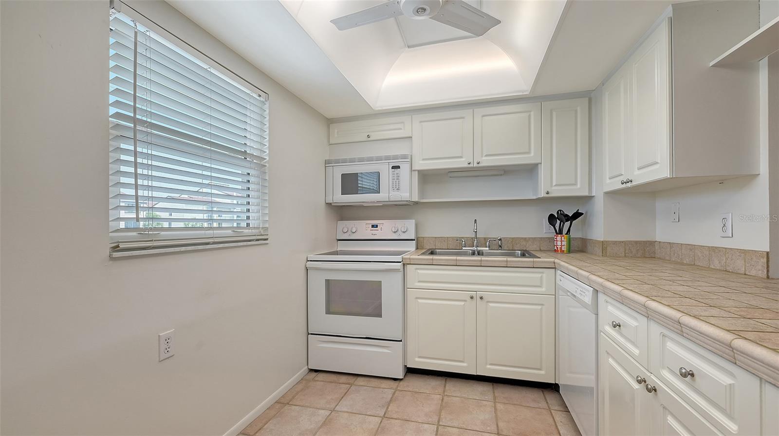 1250 N PORTOFINO DR #303, SARASOTA, FL, 34242