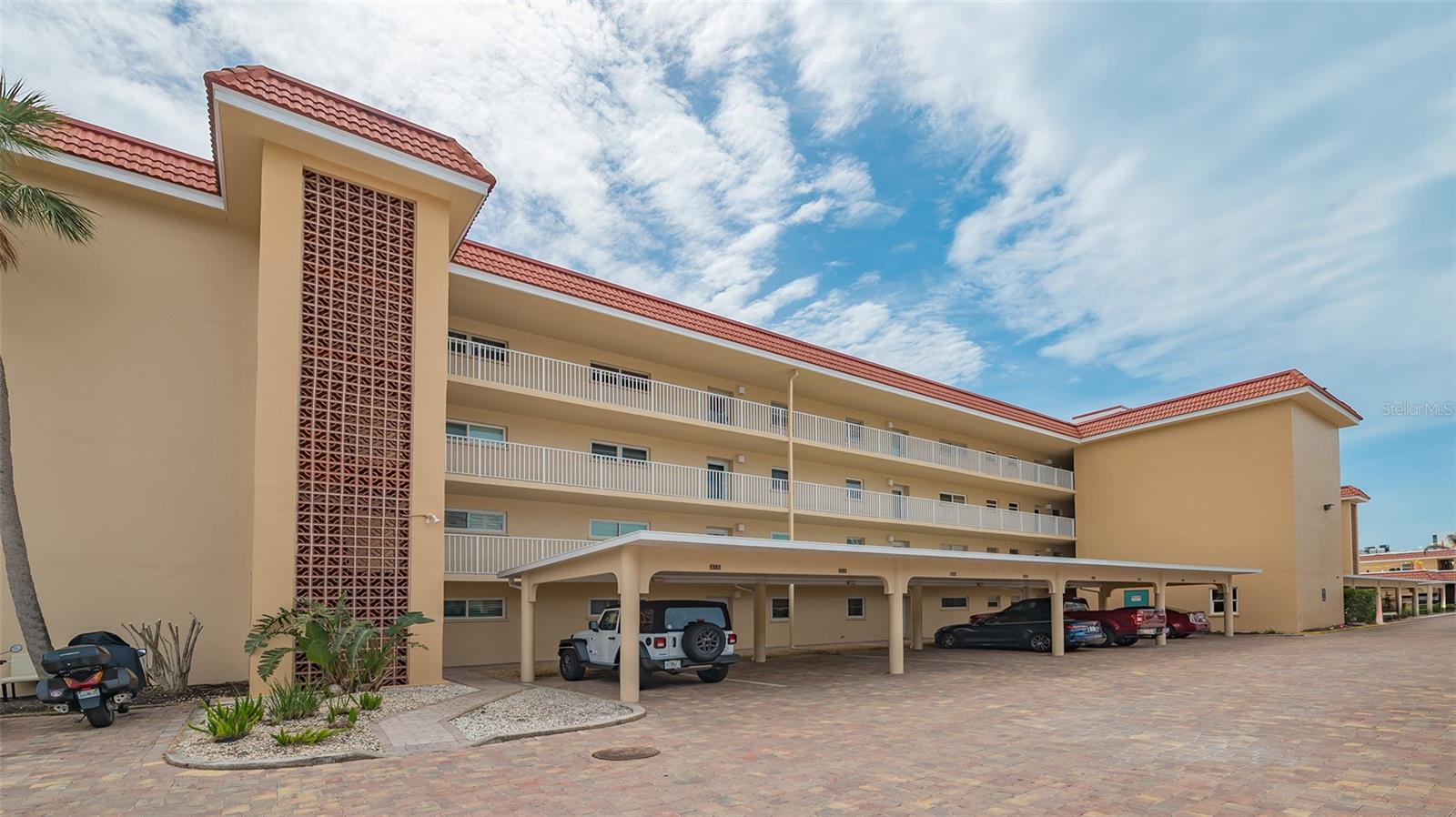 1250 N PORTOFINO DR #303, SARASOTA, FL, 34242