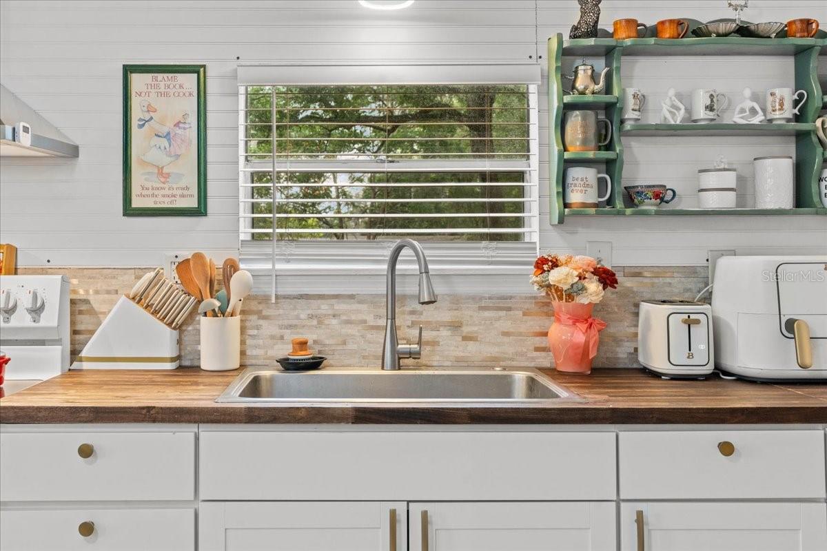 1401 E VOORHIS AVE, DELAND, FL, 32724