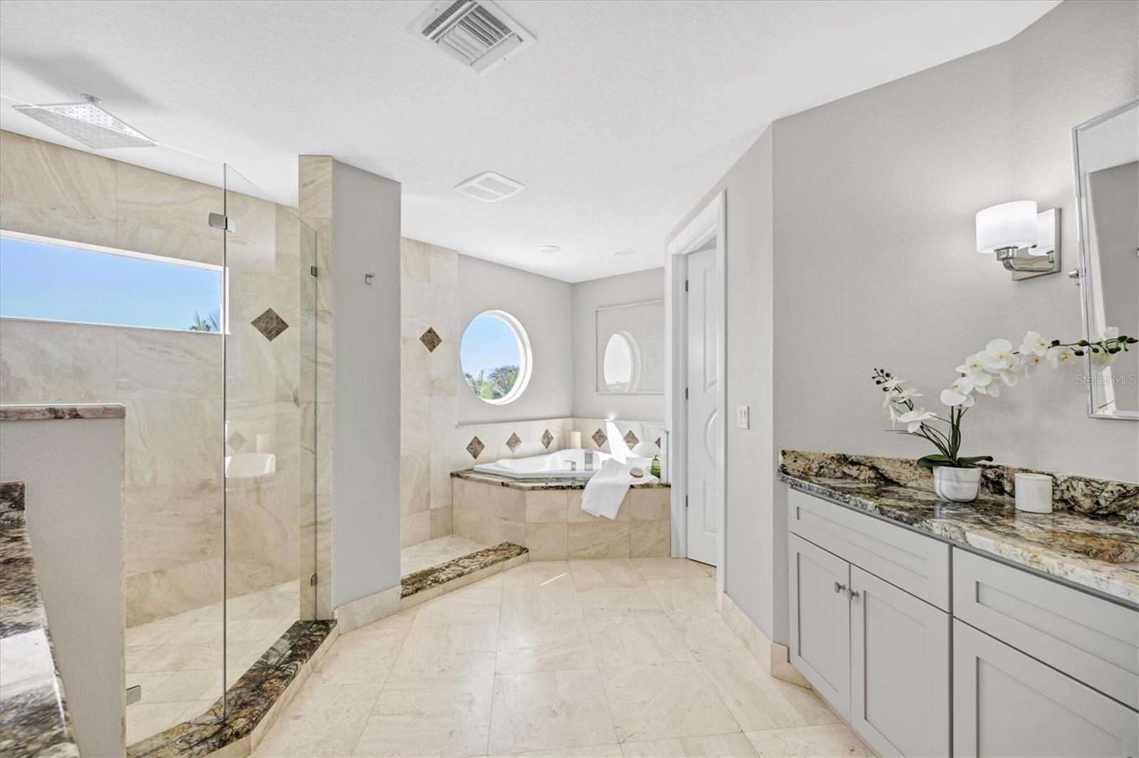 810 SIESTA DR, SARASOTA, FL, 34242