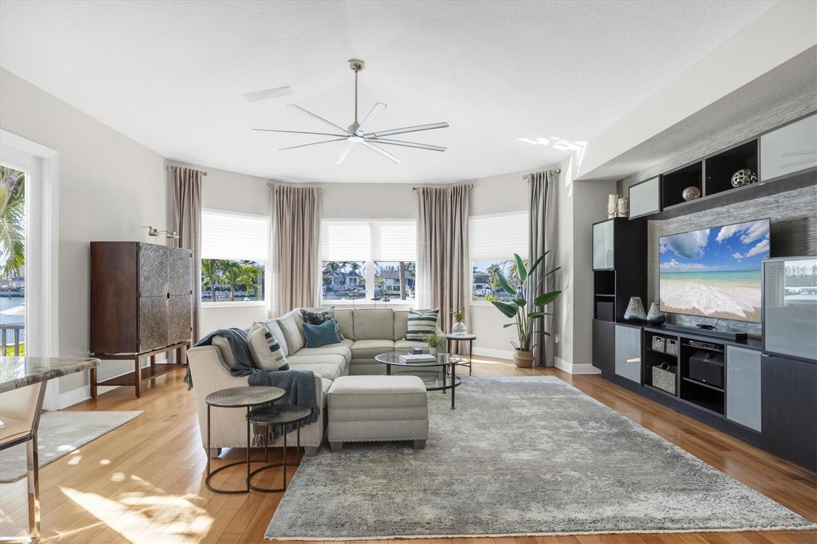 810 SIESTA DR, SARASOTA, FL, 34242