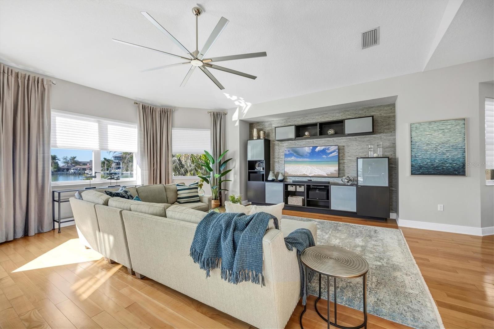 810 SIESTA DR, SARASOTA, FL, 34242