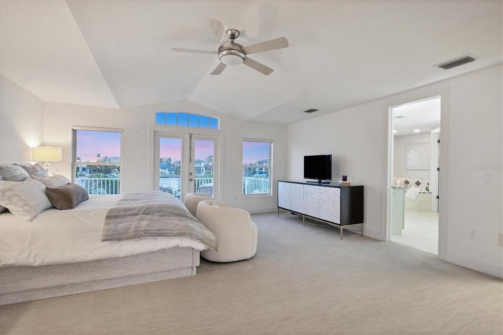 810 SIESTA DR, SARASOTA, FL, 34242