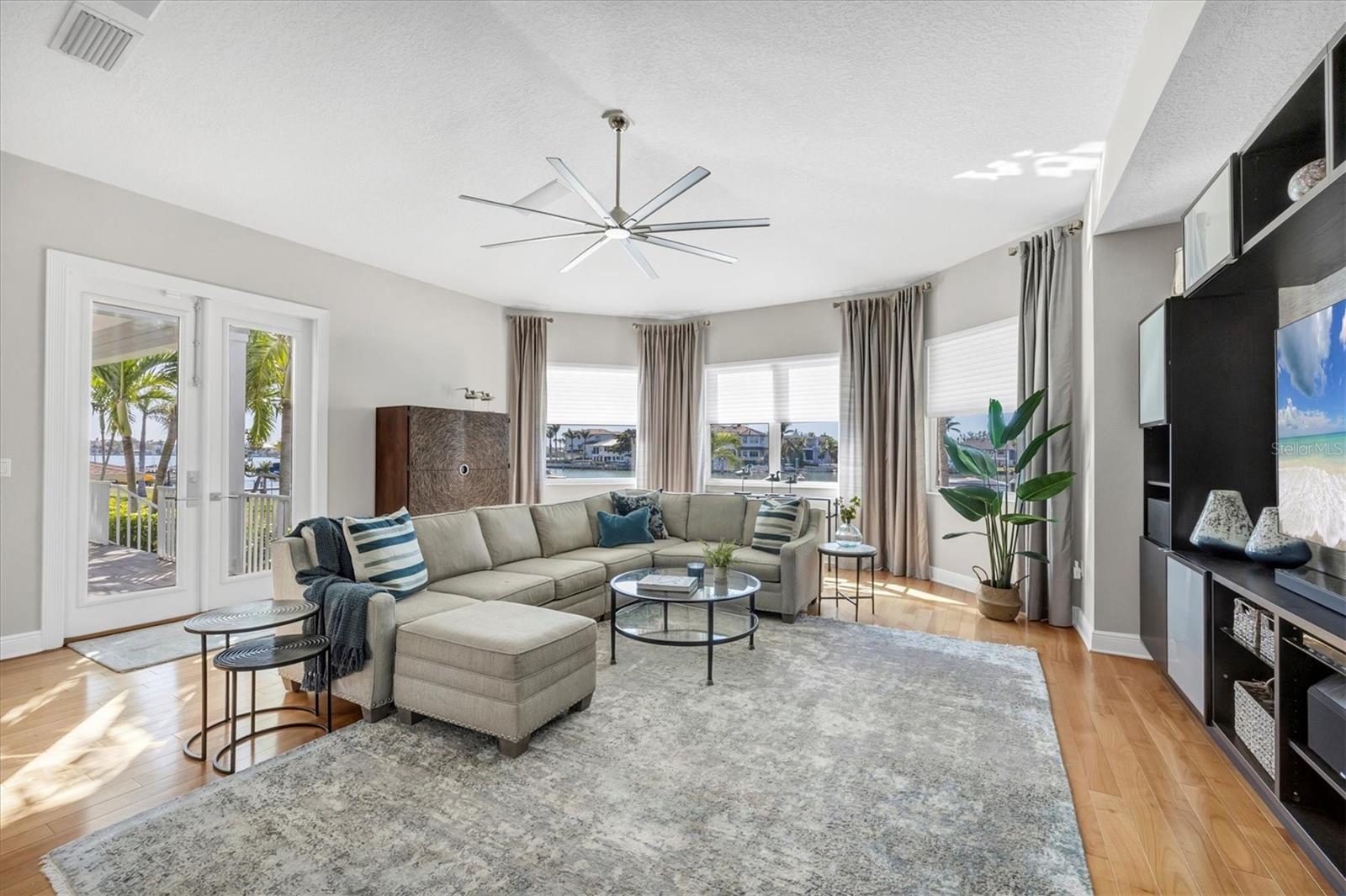 810 SIESTA DR, SARASOTA, FL, 34242