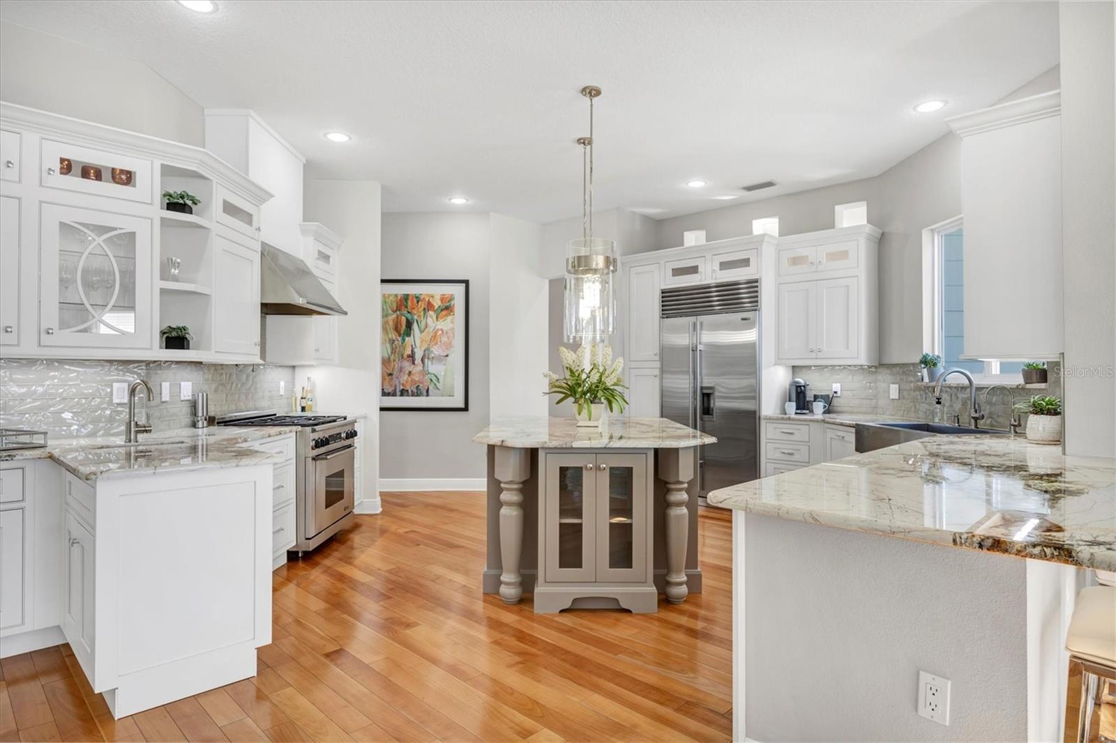 810 SIESTA DR, SARASOTA, FL, 34242
