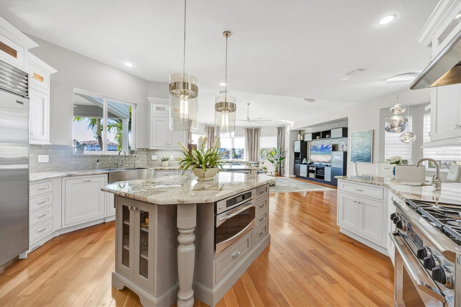 810 SIESTA DR, SARASOTA, FL, 34242
