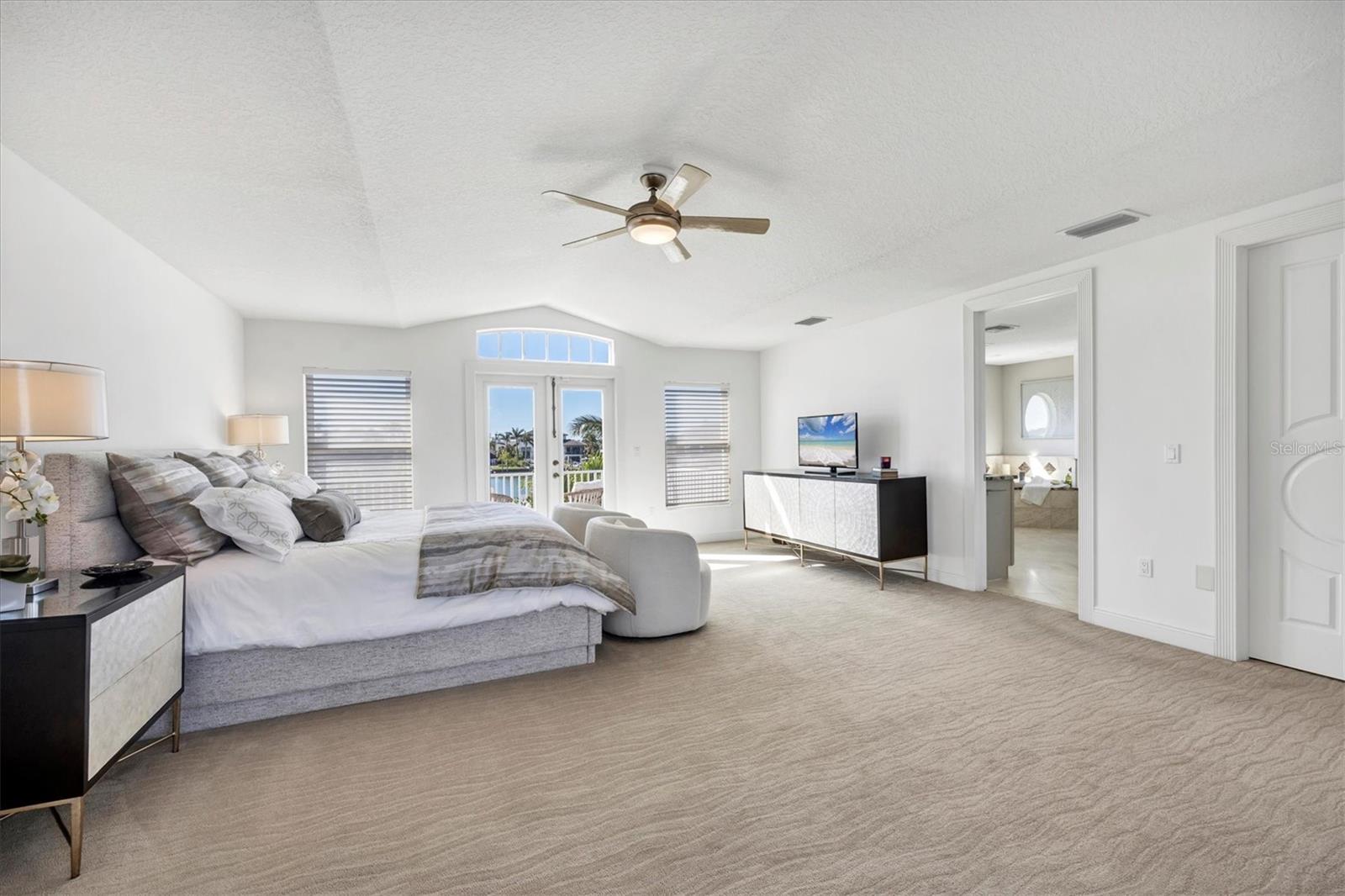 810 SIESTA DR, SARASOTA, FL, 34242