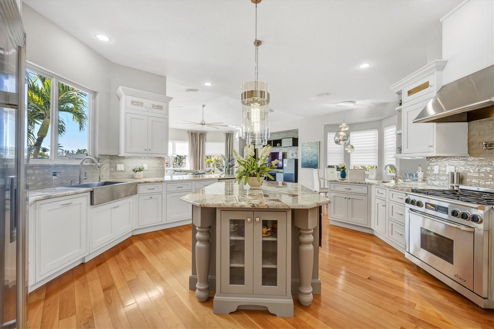 810 SIESTA DR, SARASOTA, FL, 34242